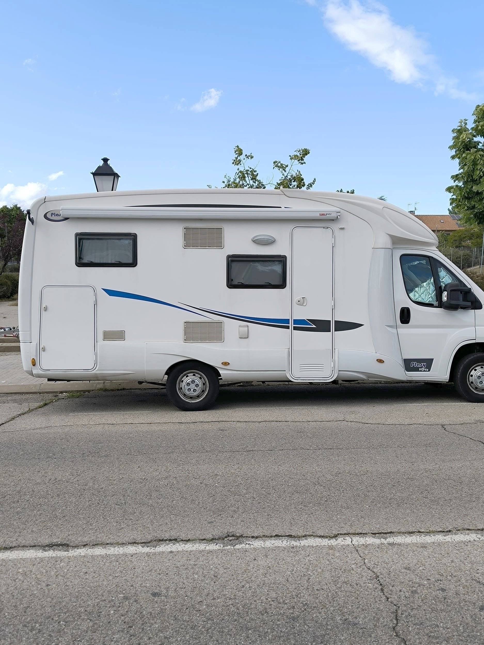 Front view from 3/4 Citroën Jumper - Yescapa