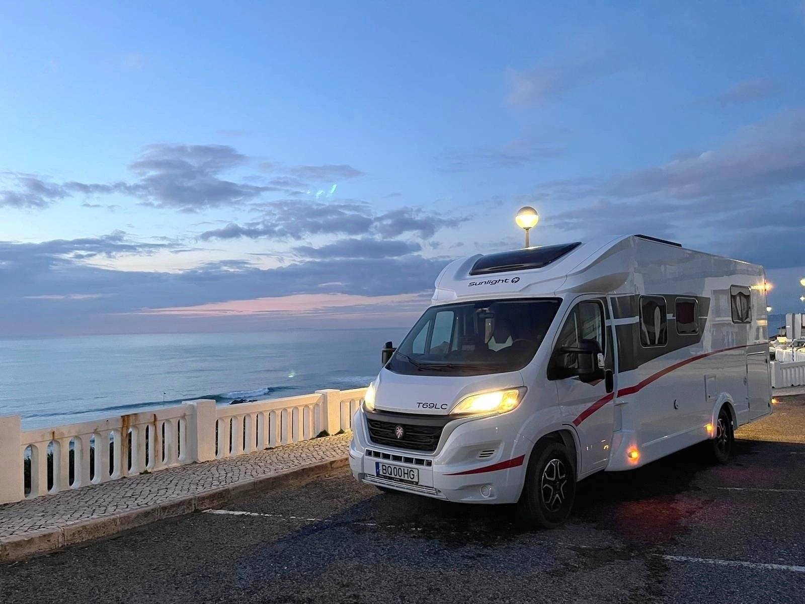 Vista del vehicle angle davanter Fiat 2.3 140CV - Yescapa