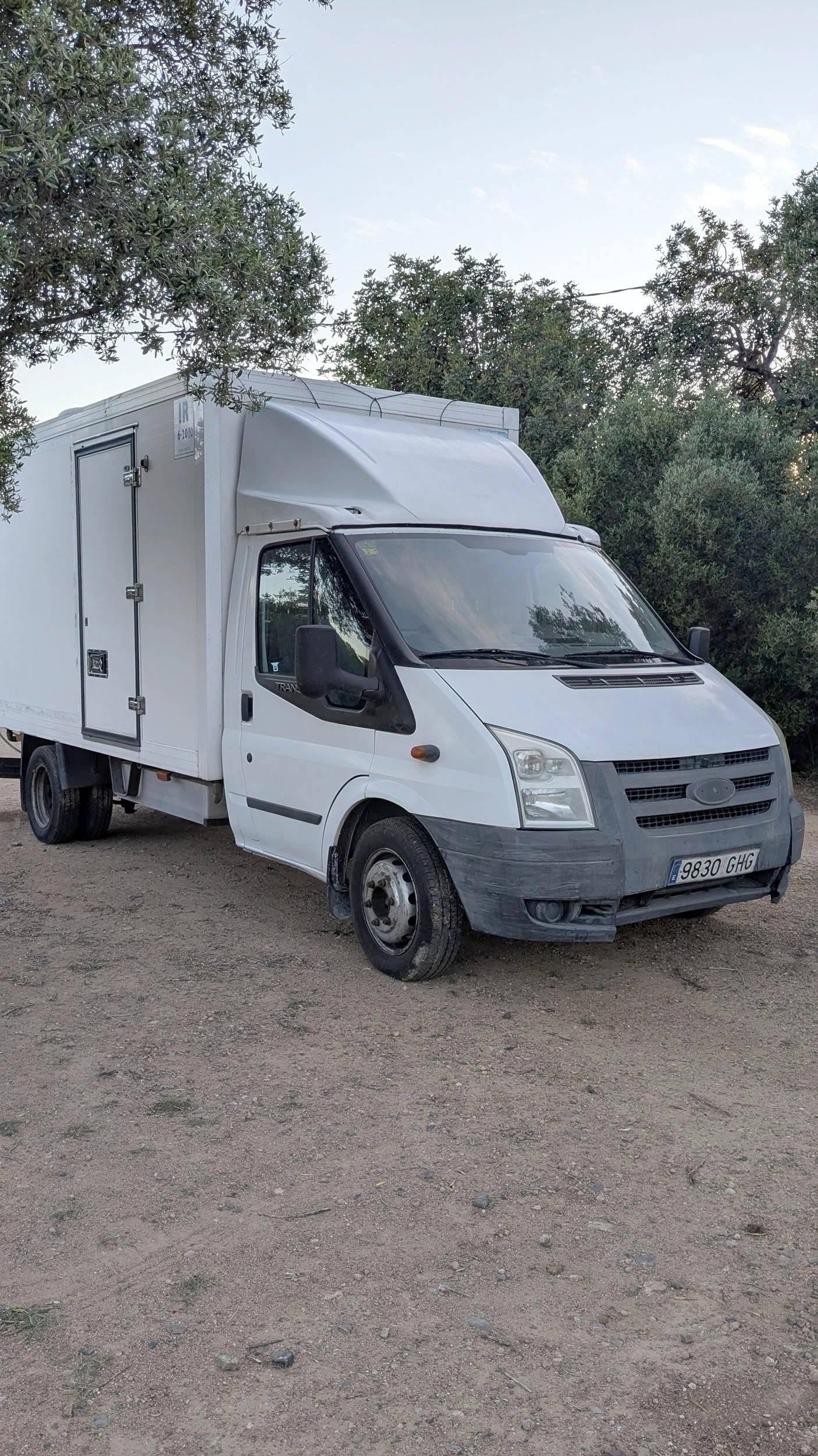 Vista del vehicle angle davanter Ford Transit 2,4 l TDCi 115 ch. - Yescapa