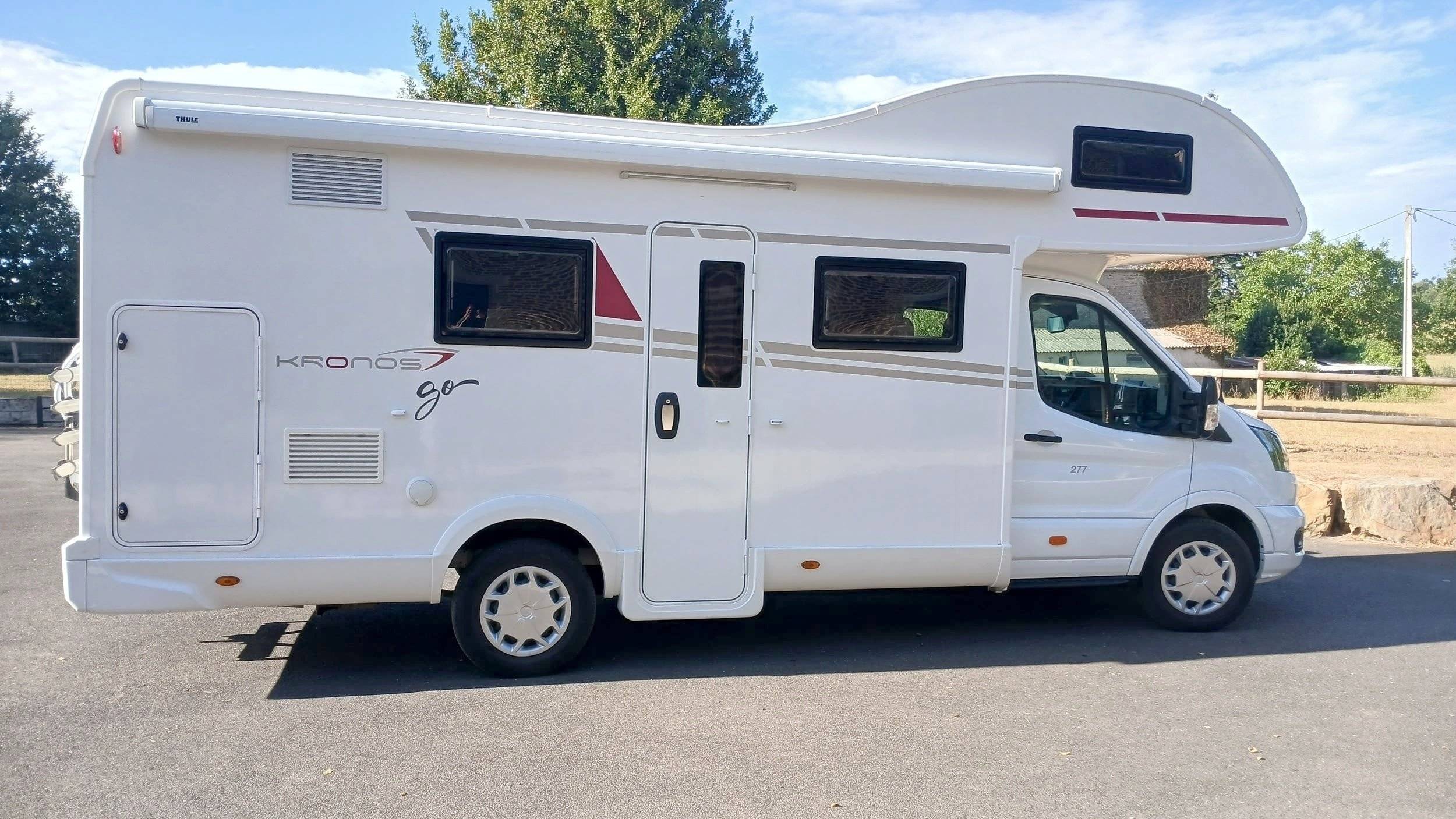 Vue avant de 3/4 Ford Ford transit - Yescapa