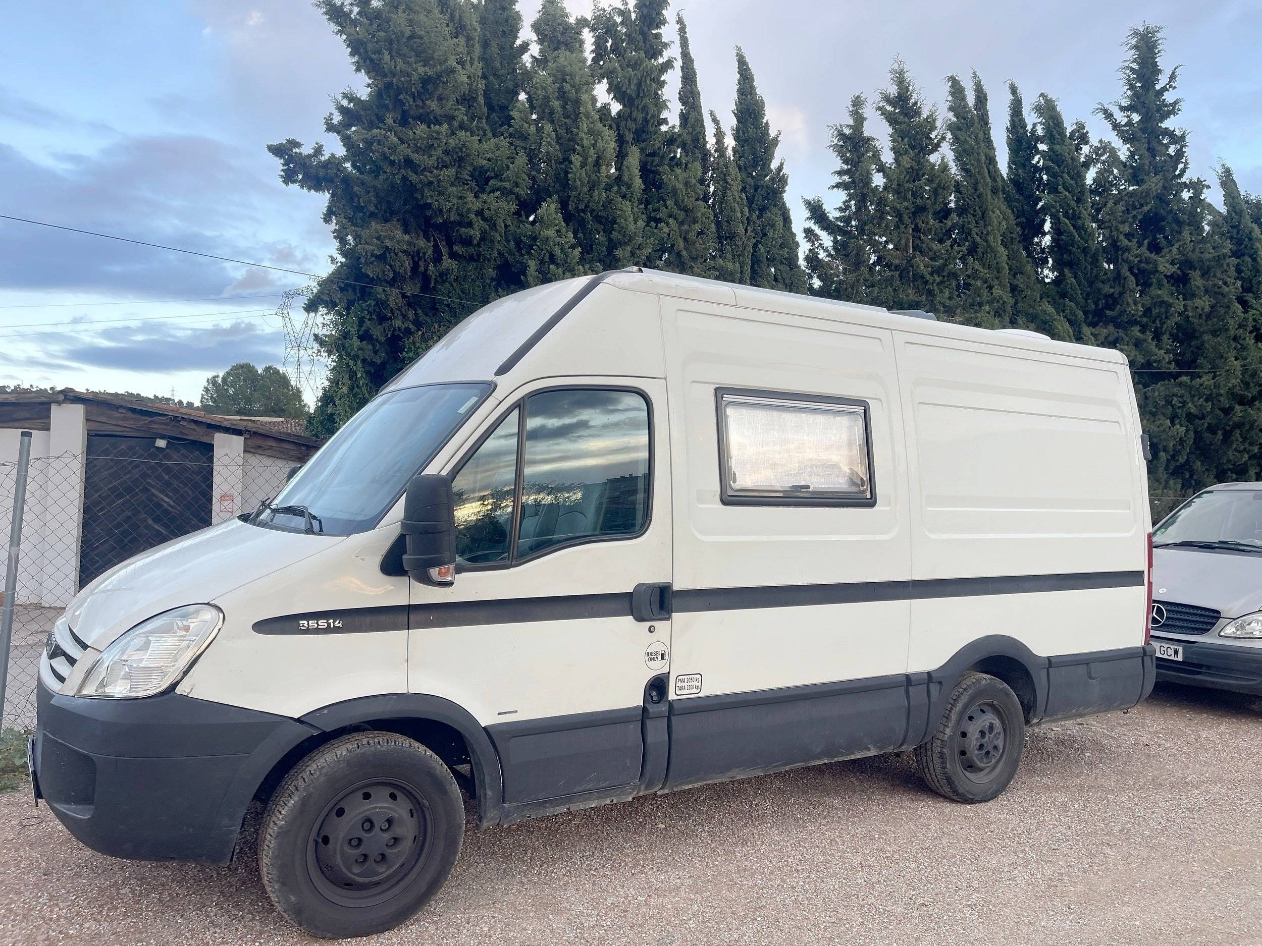 Front view from 3/4 Iveco - Yescapa