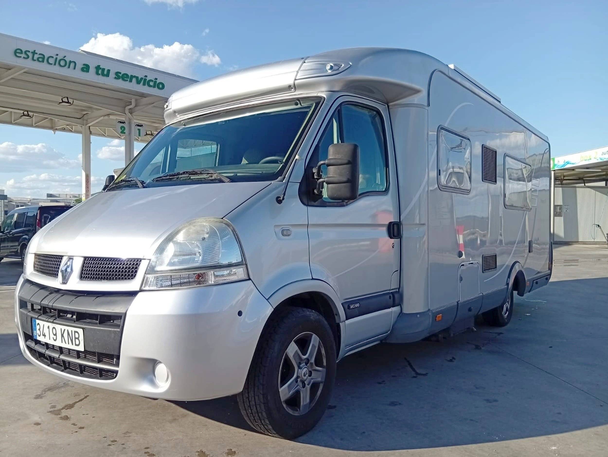 Vista de 3/4 Renault Master 2,3 l 135 ch - Yescapa