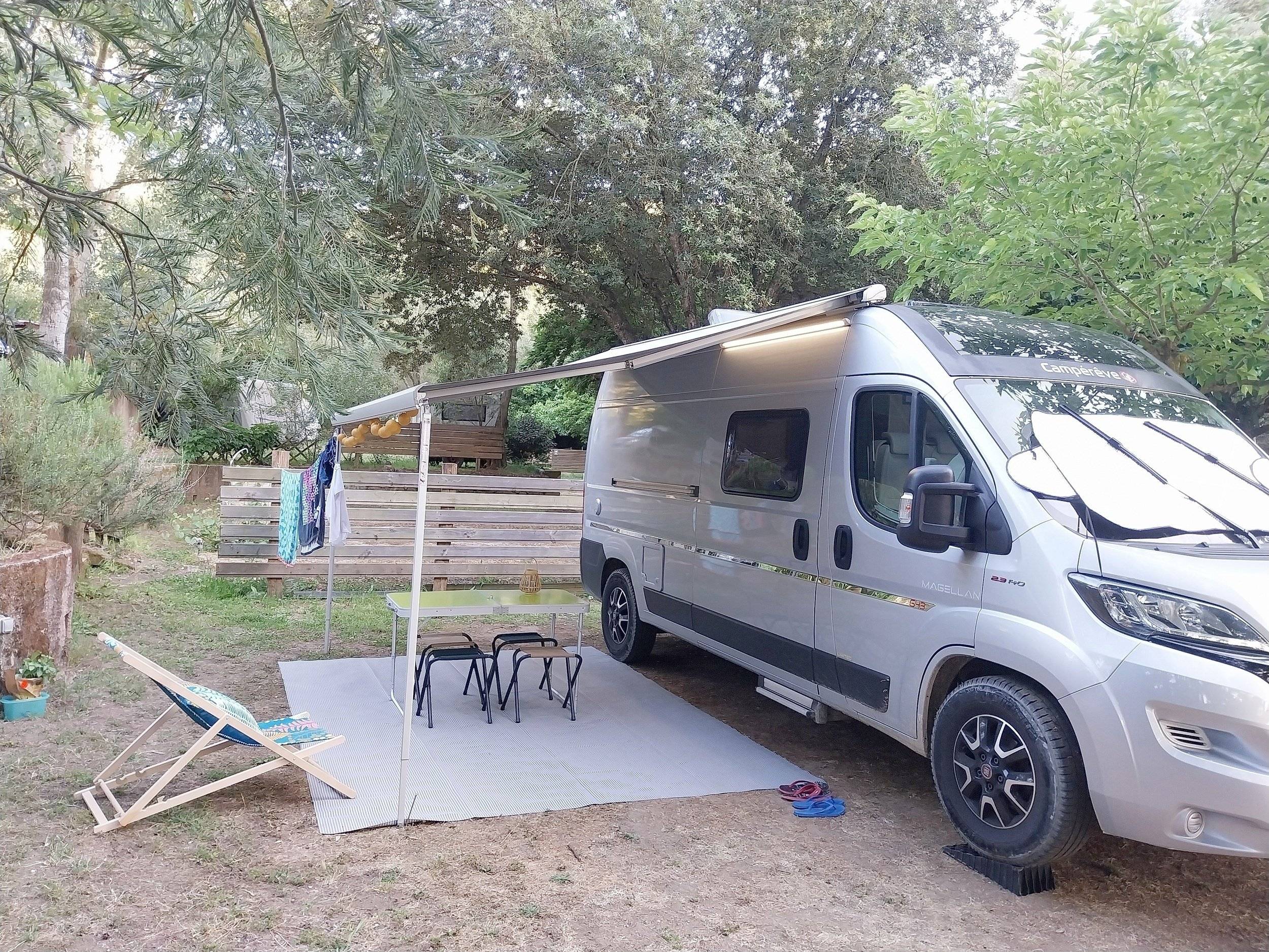 schräge Vorderansicht Fiat Fiat Ducato, 2.3 l 140 Multijet, Euro 6d-Temp - Yescapa