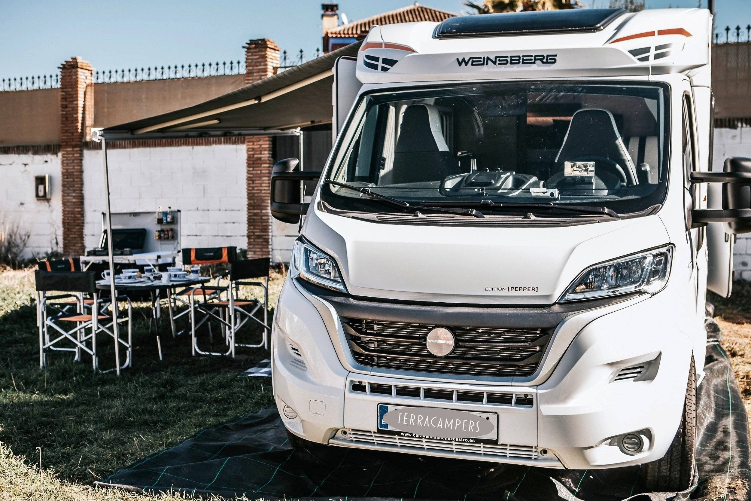 schräge Vorderansicht Fiat - Yescapa