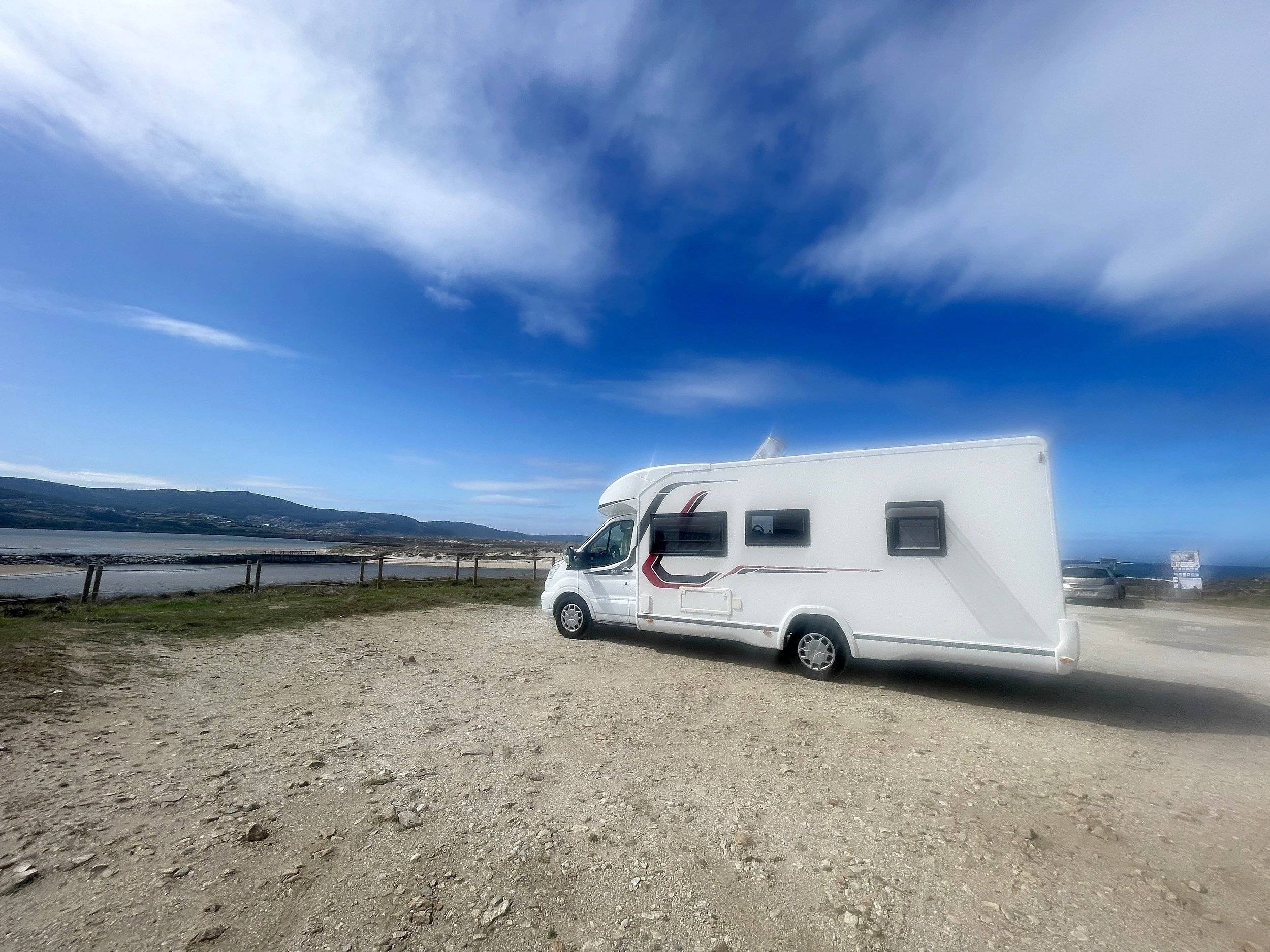 Voorkant 3/4 Ford Transit 170 cv - Yescapa