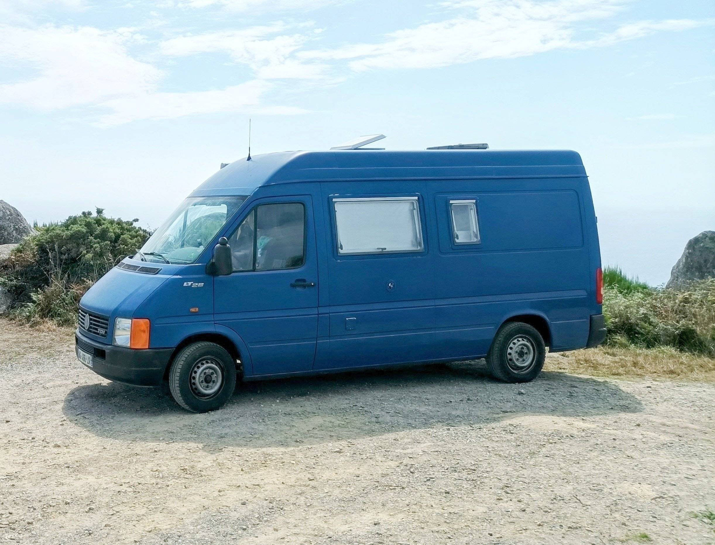 Front view from 3/4 Volkswagen LT28 - Yescapa