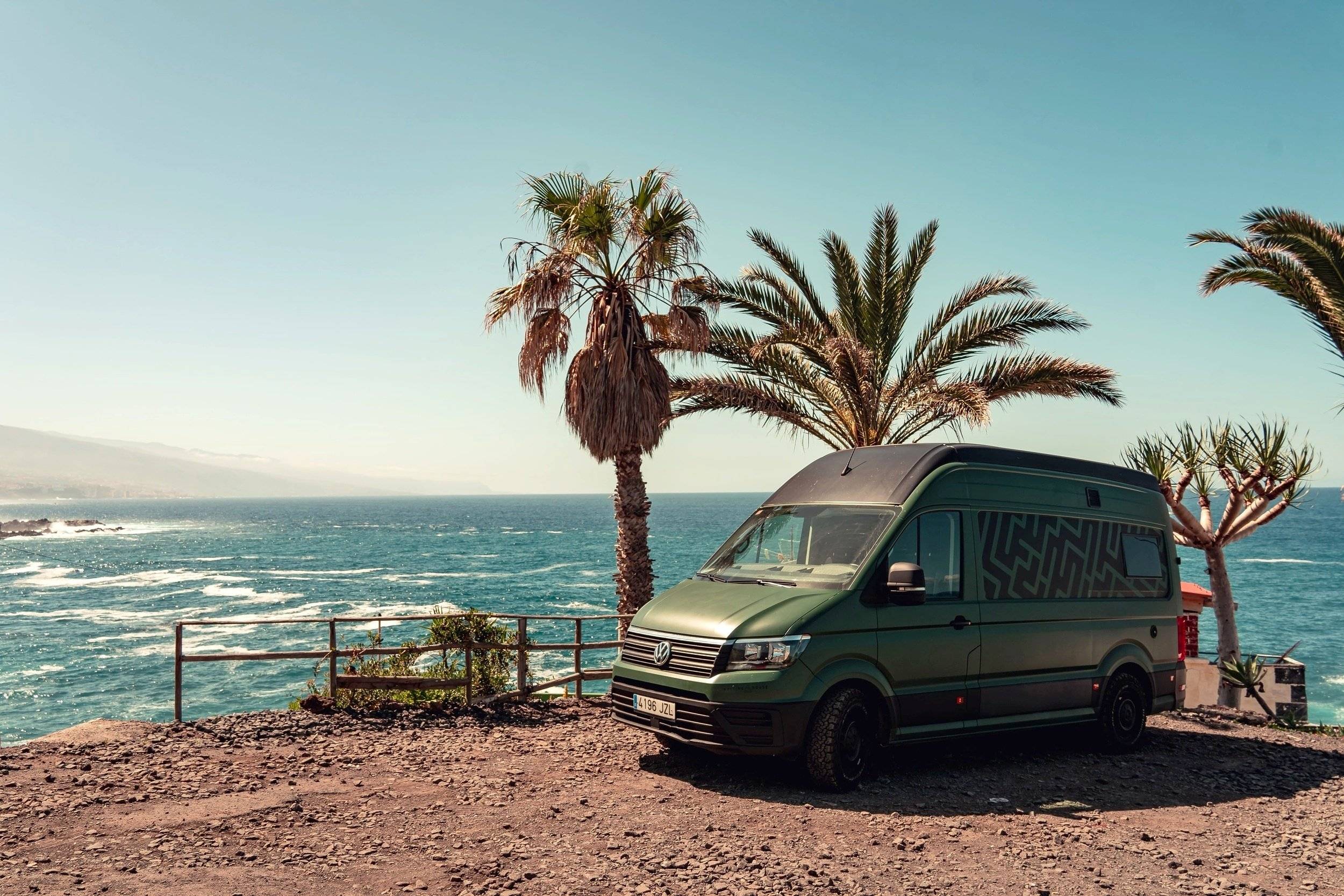 schräge Vorderansicht Volkswagen Crafter 2,0 l 102 ch - Yescapa