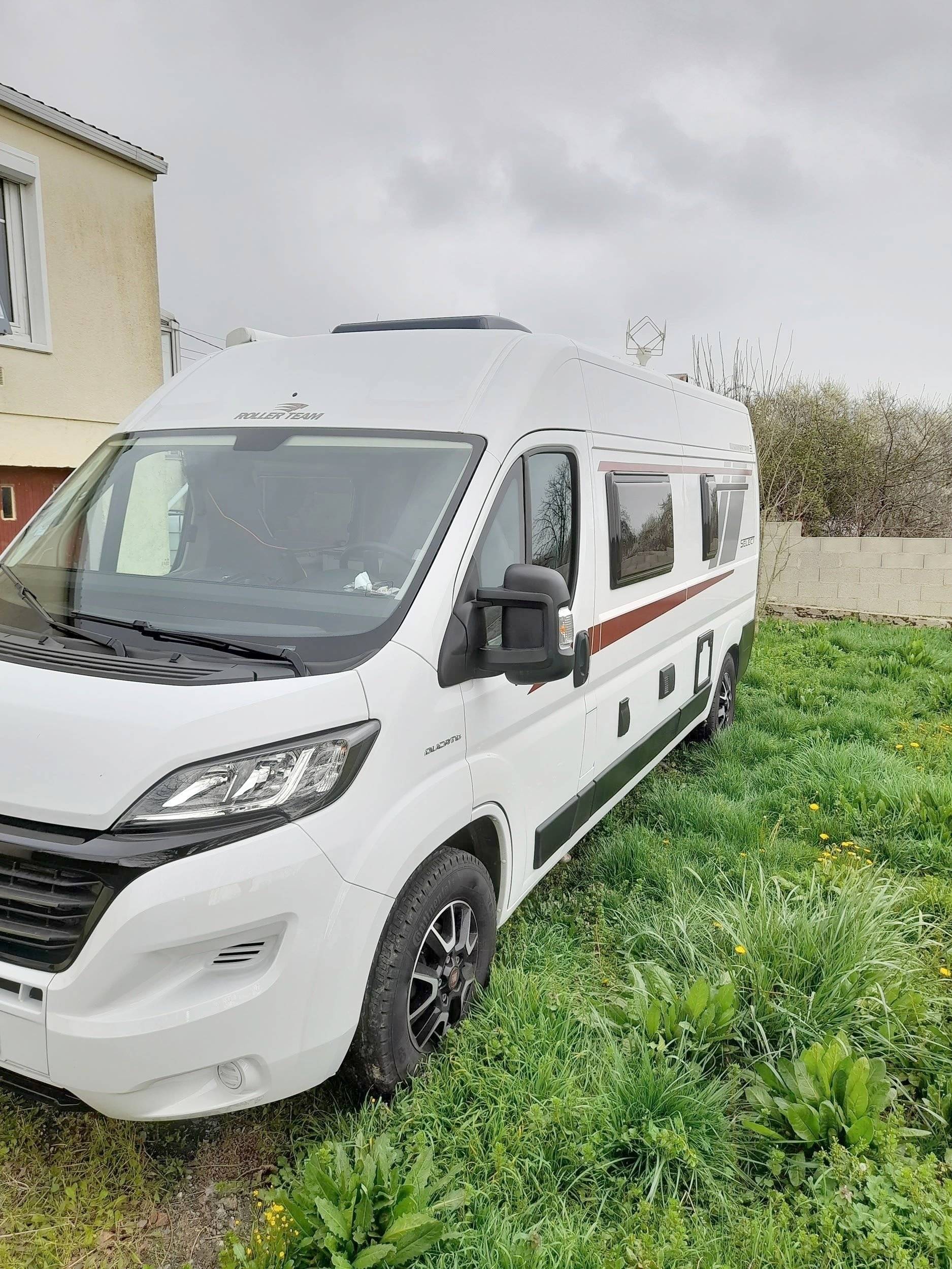 Vista del vehicle angle davanter Fiat 35 light 2,4 l 140 ch. - Yescapa