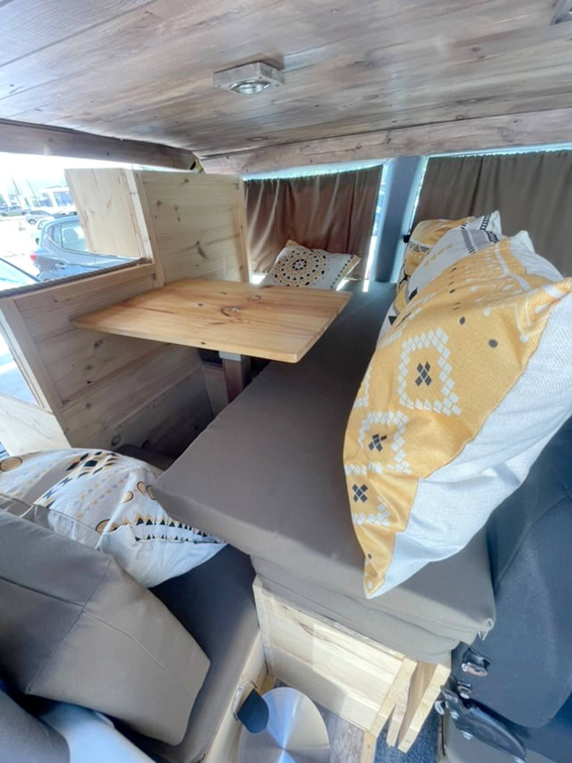Dinette Mercedes Vito 2,2 l 163 ch - Yescapa