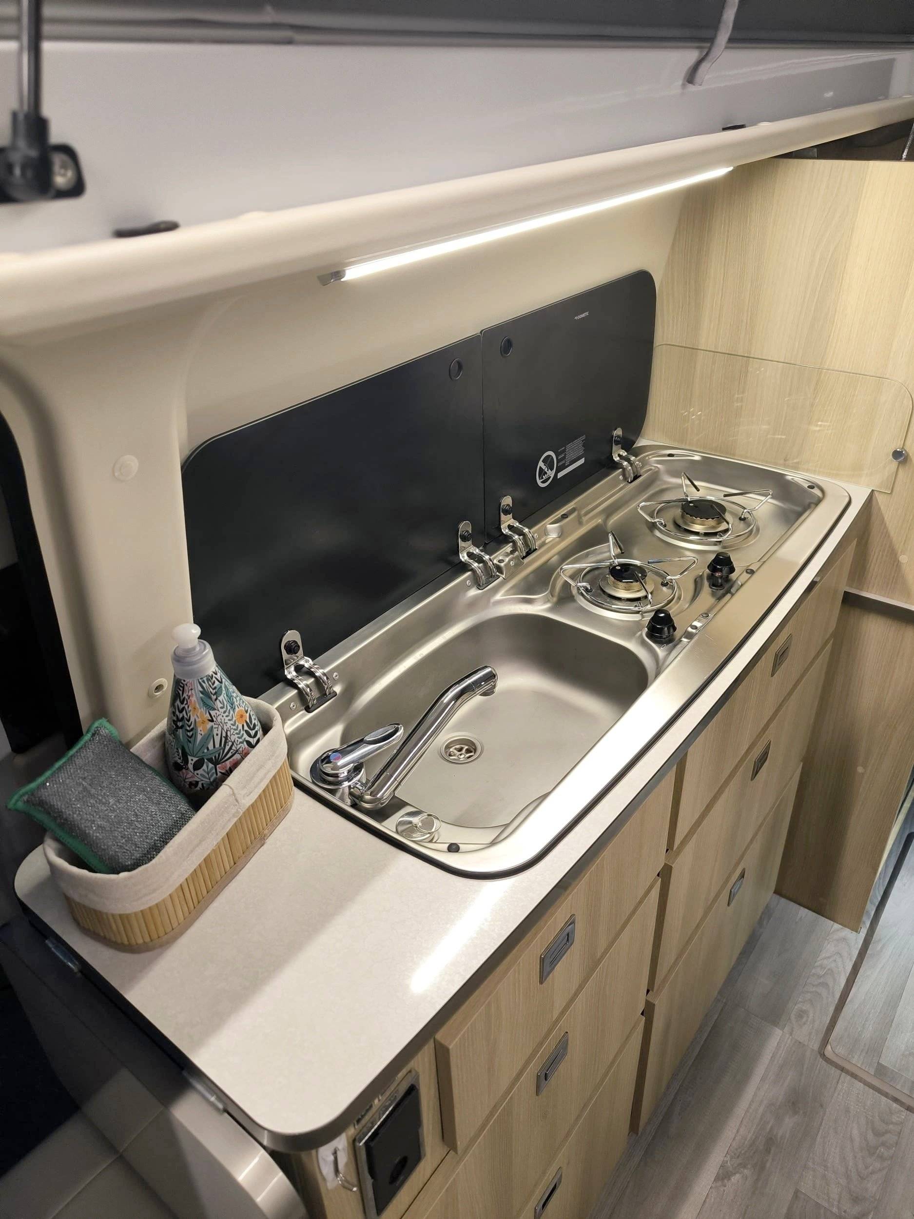 Angolo cucina Ford Custom 2,0 l 130 ch - Yescapa