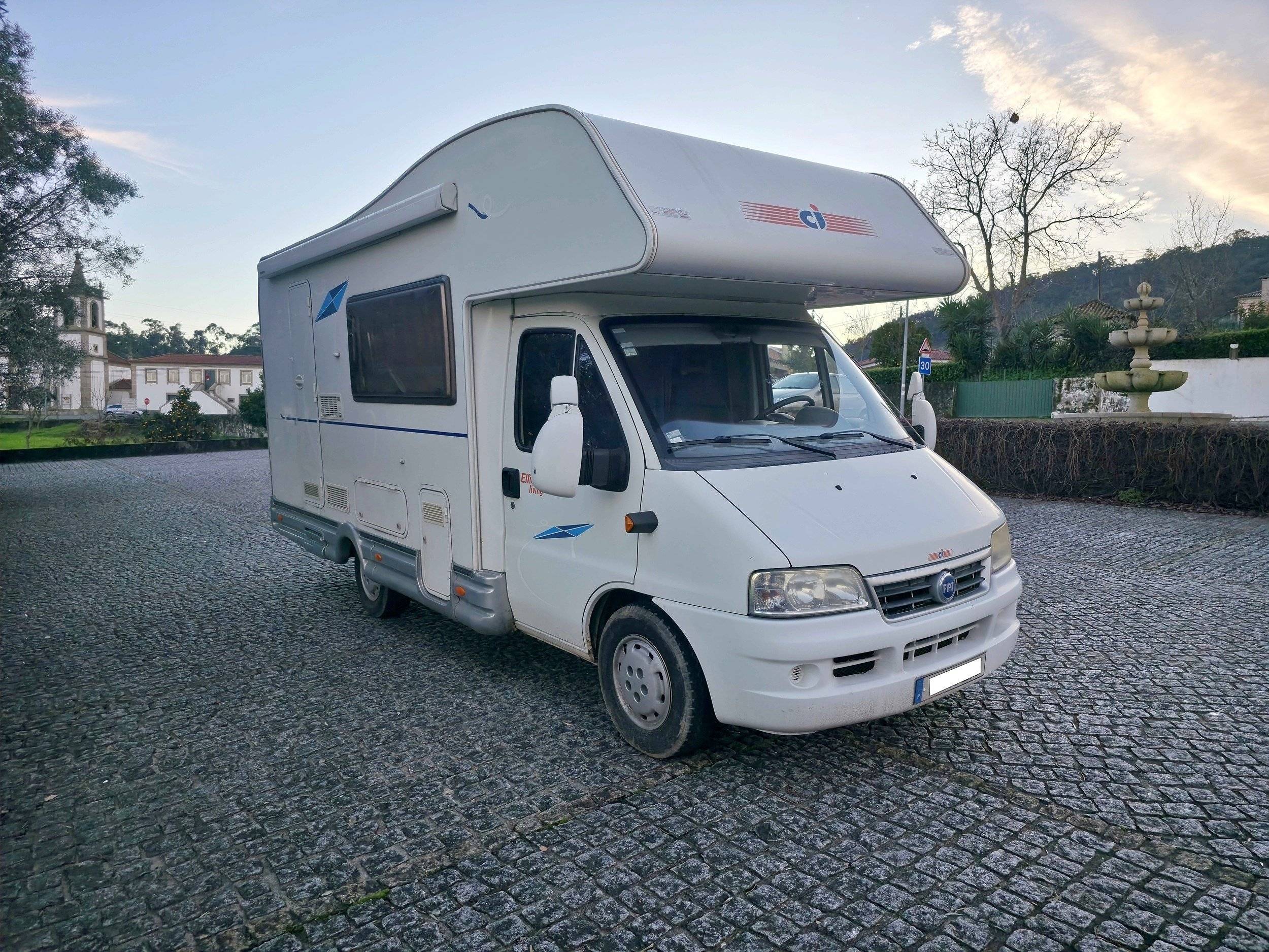 Vue avant de 3/4 Fiat CI - Yescapa