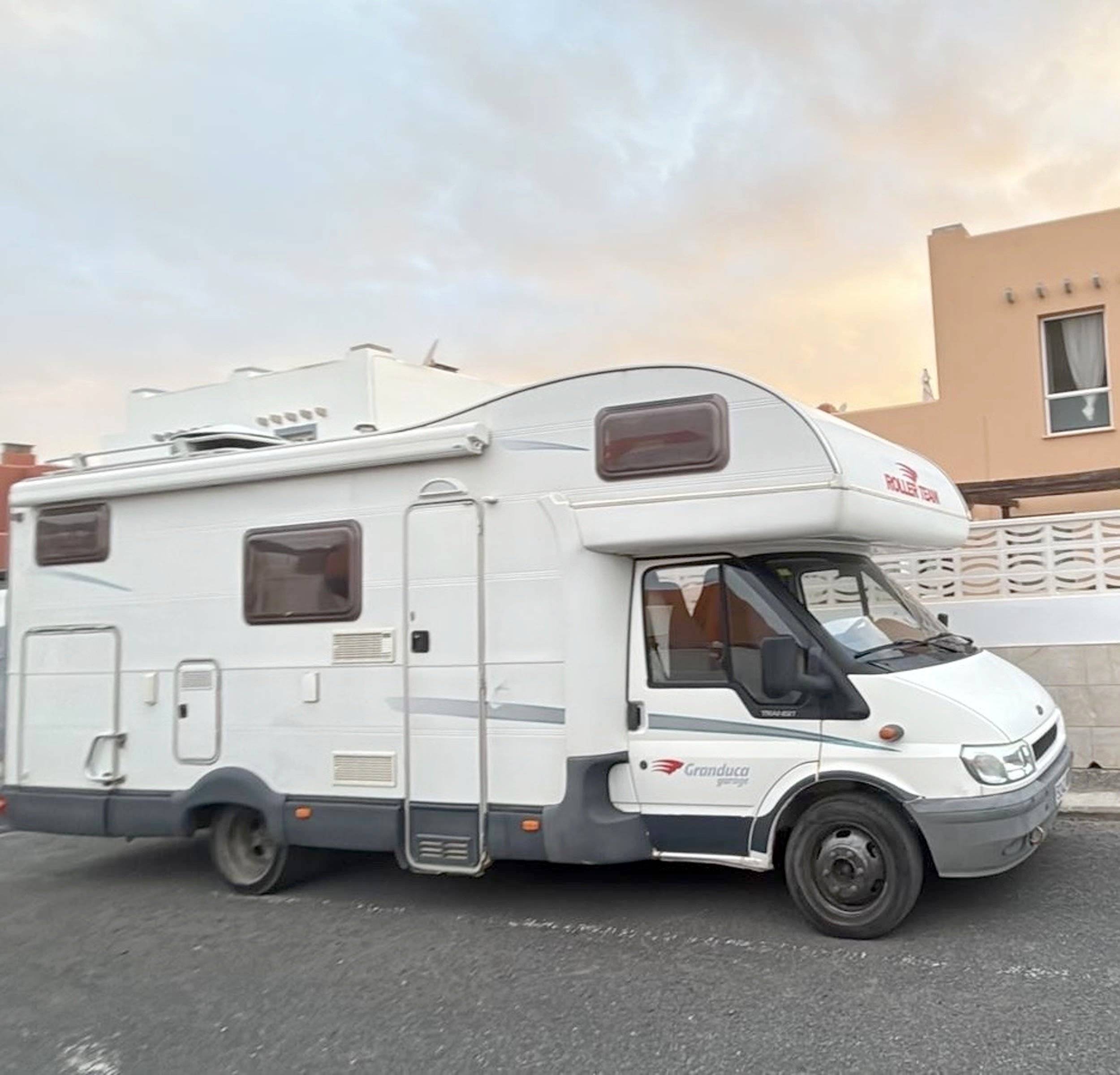 Vista de 3/4 Ford Transit 350L - Yescapa