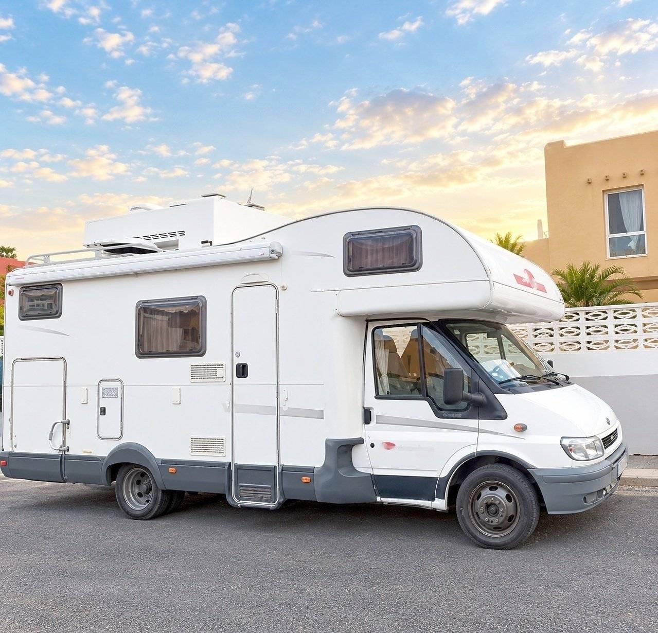 Voorkant 3/4 Ford Transit 350L - Yescapa