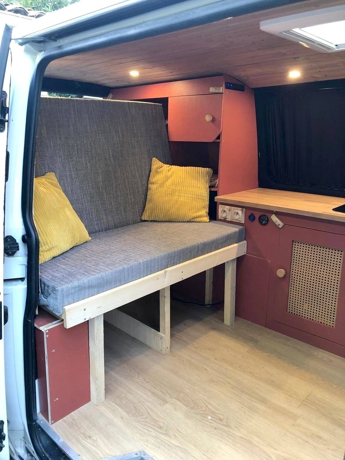 Vista part posterior del vehicle Volkswagen Transporter 102CH TDI - Yescapa