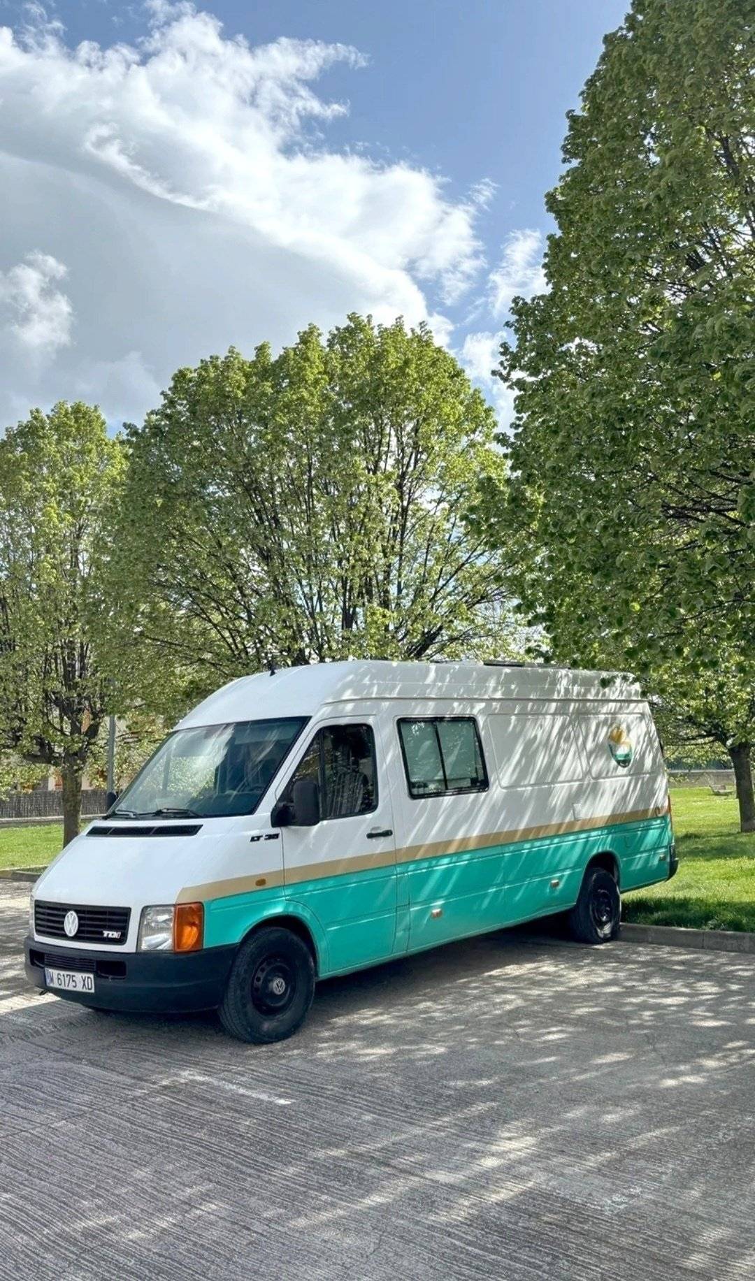 Front view from 3/4 Volkswagen LT35 - Yescapa
