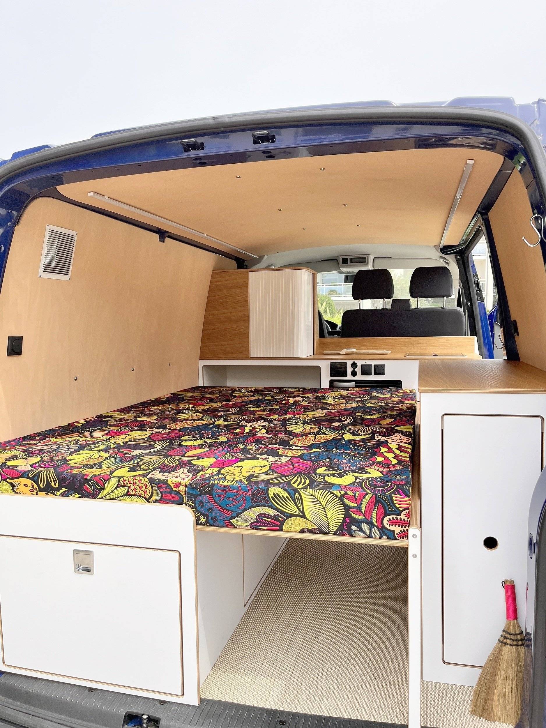 Banana Van Volkswagen Transporter T5