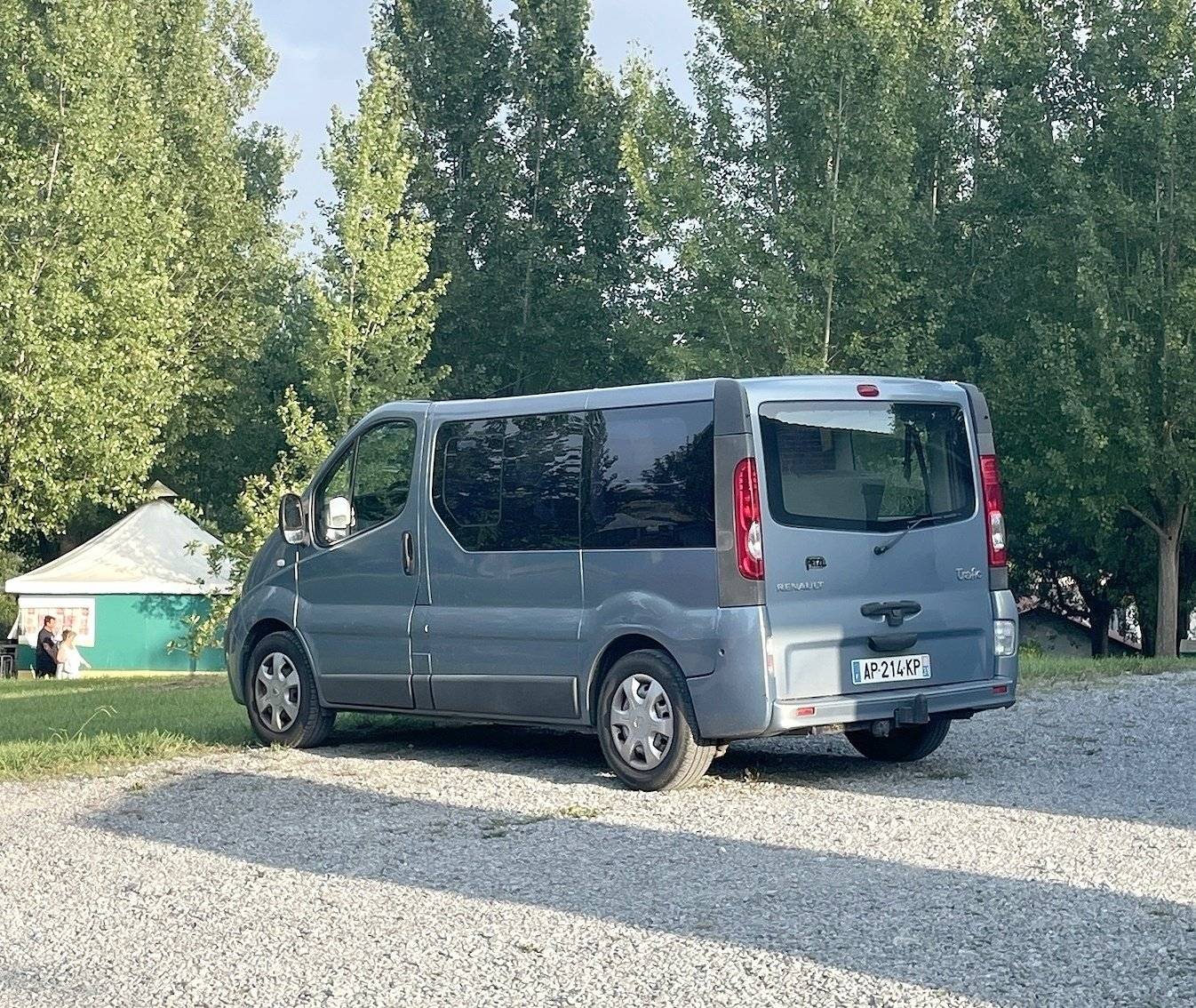 Vue avant de 3/4 Renault Renault Trafic - Yescapa