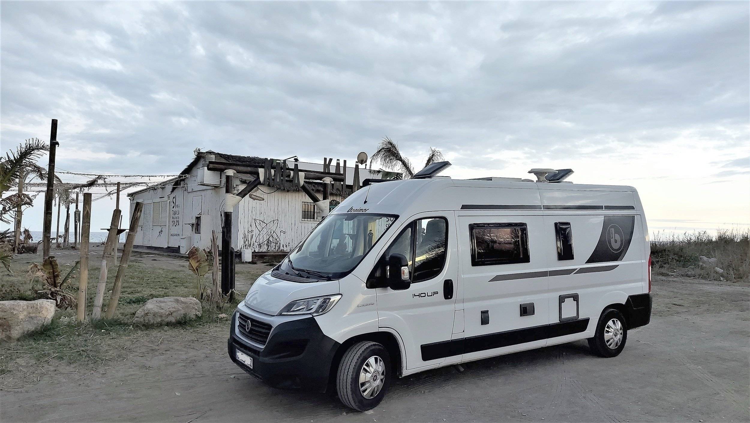 Vue avant de 3/4 Fiat 2,3 l 130 cv - Yescapa