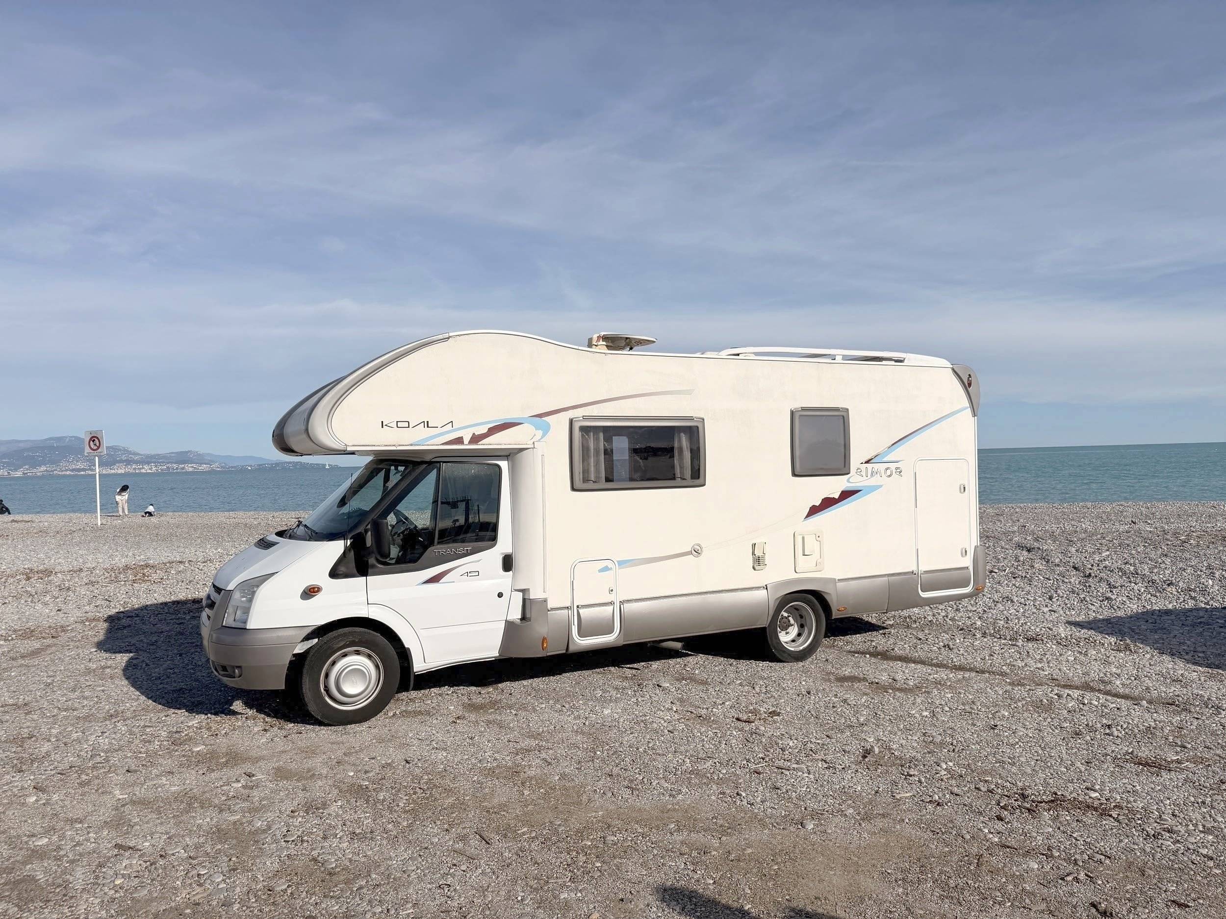 Front view from 3/4 Ford Transit 2,2l TDCi 140 ch. - Yescapa