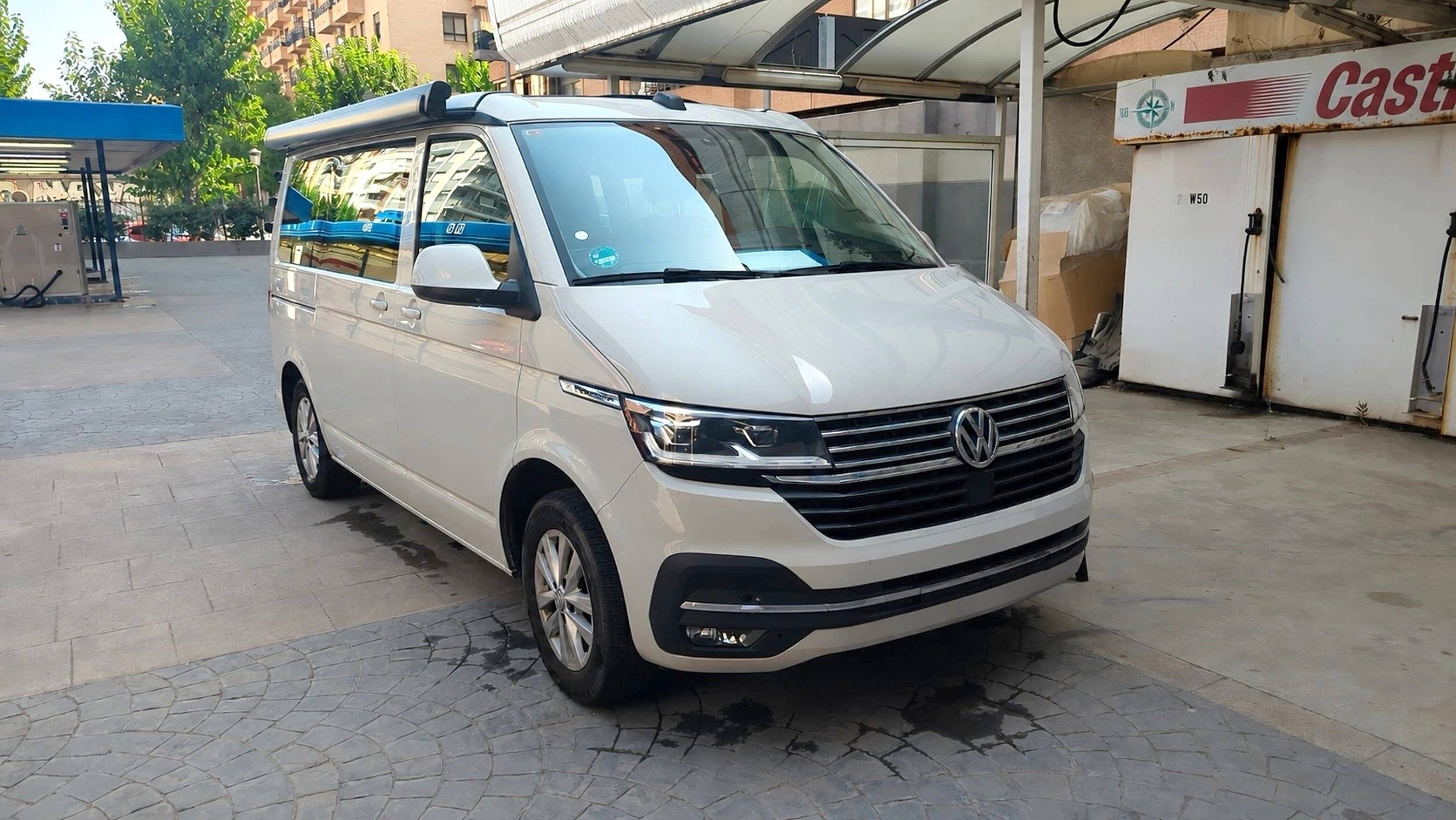 Front view from 3/4 Volkswagen California Ocean T6.1 - Yescapa