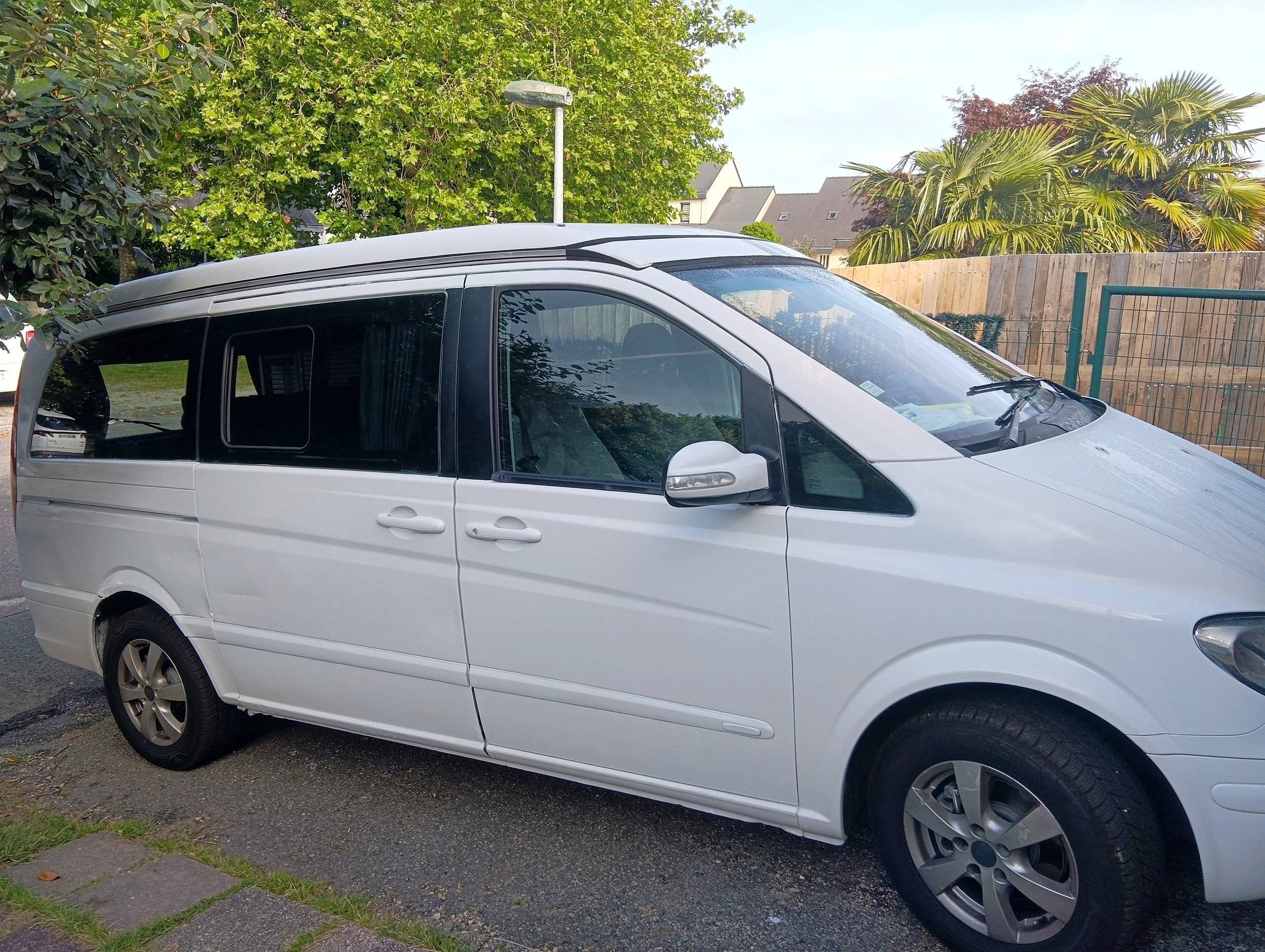 Front view from 3/4 Mercedes 2,2 l CDI 160 ch. - Yescapa