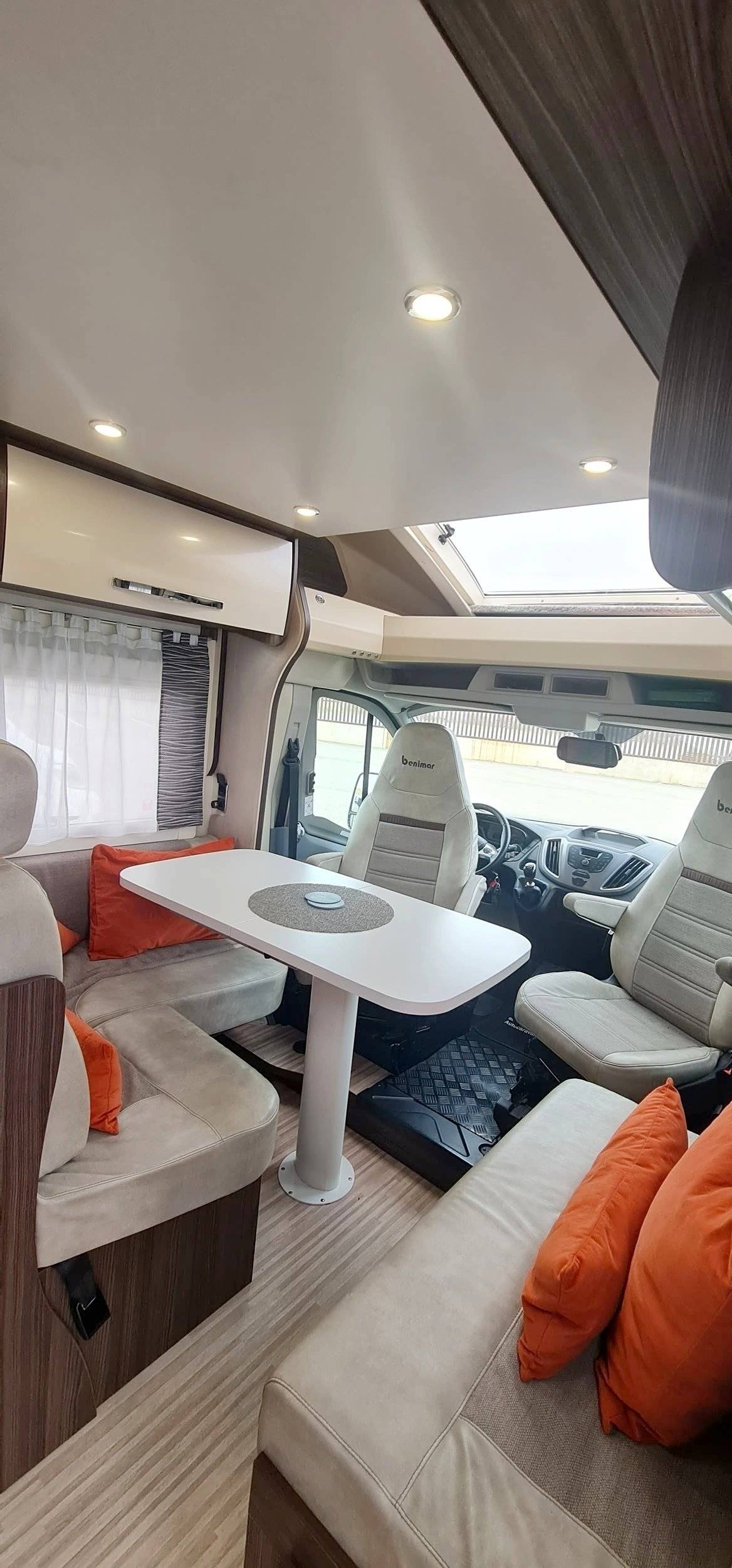 Dining Area Ford Transit 2,0 l 170 ch - Yescapa