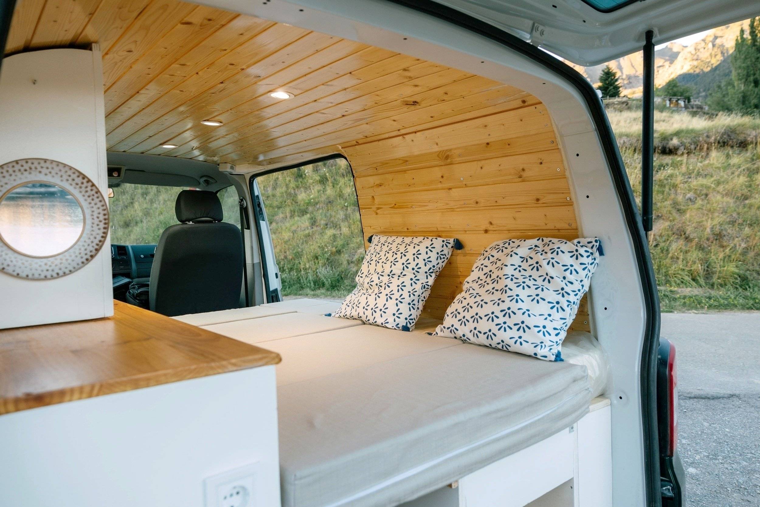 Front view from 3/4 Volkswagen Volkswagen Transporter - Yescapa