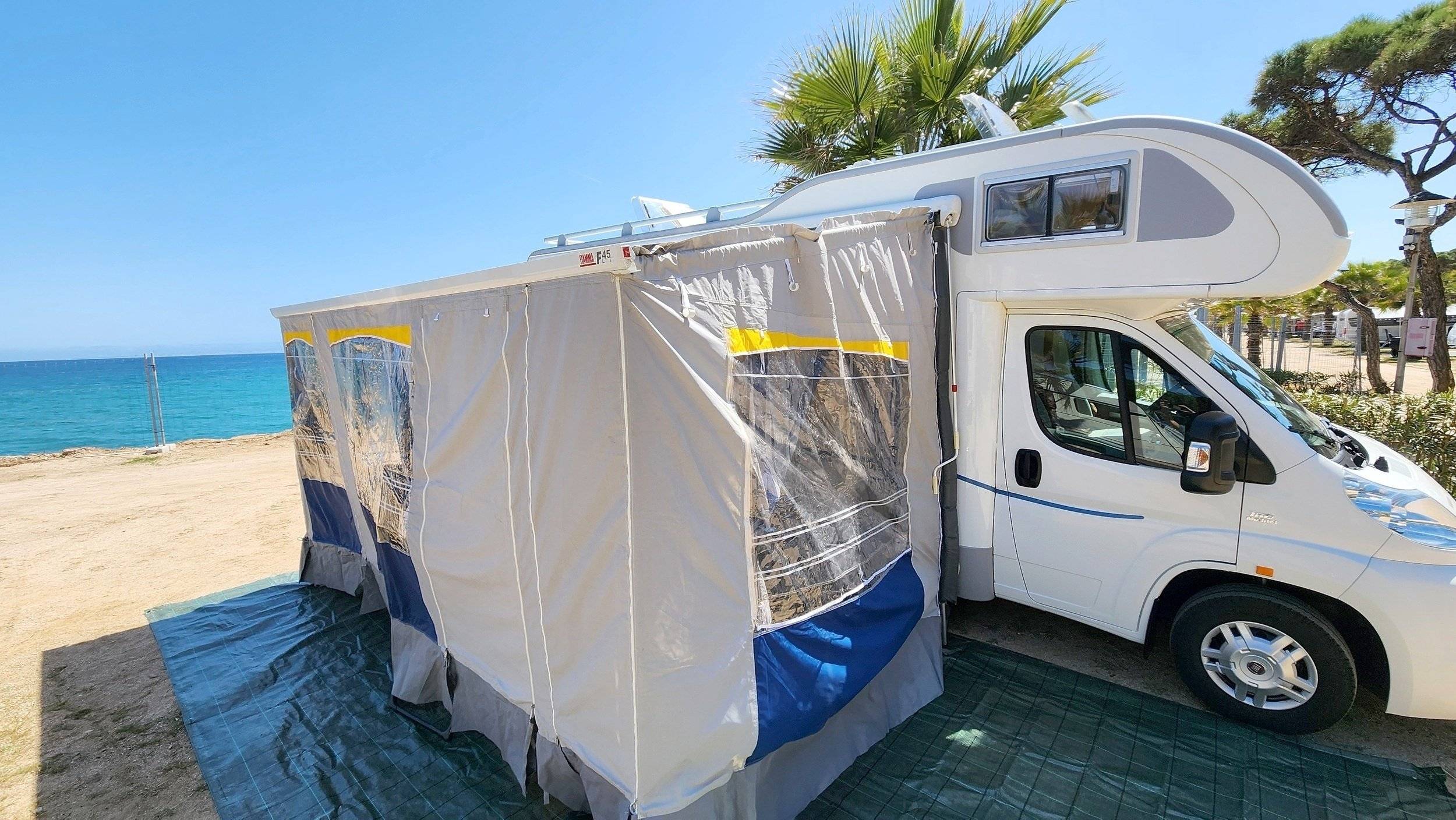 Vista frontale a ¾ Fiat Fiat Ducato 3.0 160 CV - Yescapa