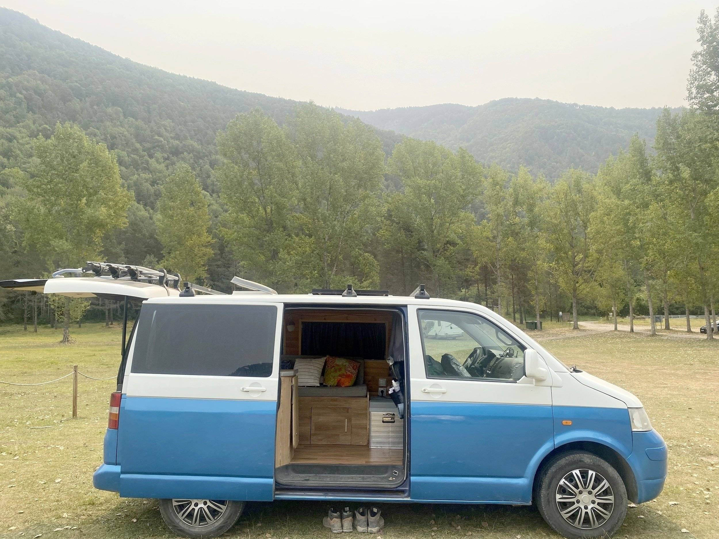 Vue avant de 3/4 Volkswagen T5 2,5 l 130 ch - Yescapa