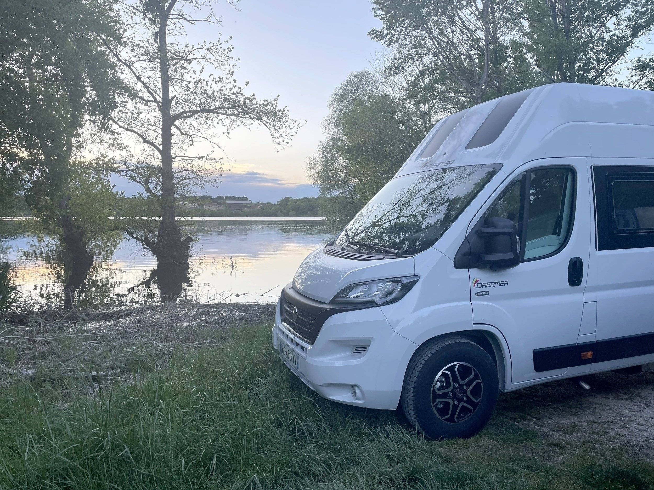 Vue avant de 3/4 Fiat Ducato 2,2 l Multijet 120 ch. - Yescapa