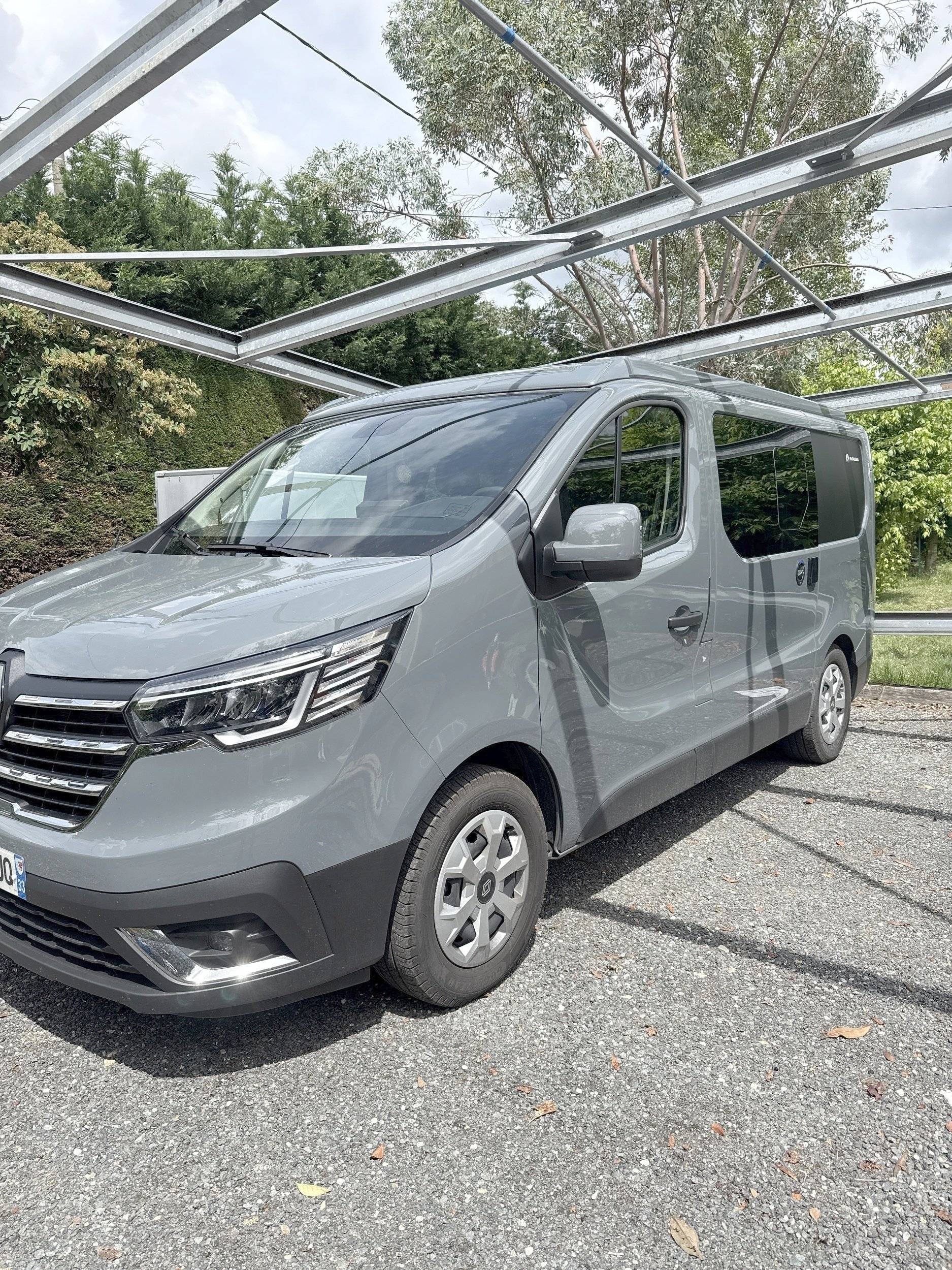 Front view from 3/4 Renault - Yescapa