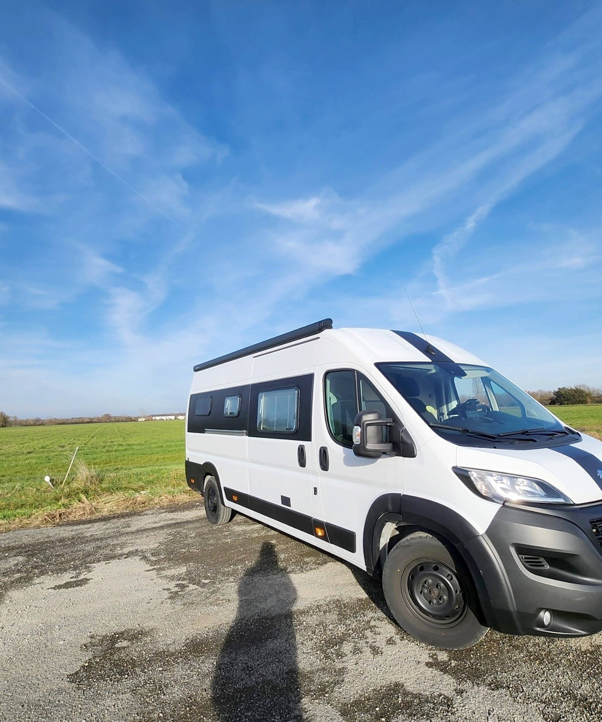 schräge Vorderansicht Peugeot Boxer 2,2 l 120 ch. - Yescapa