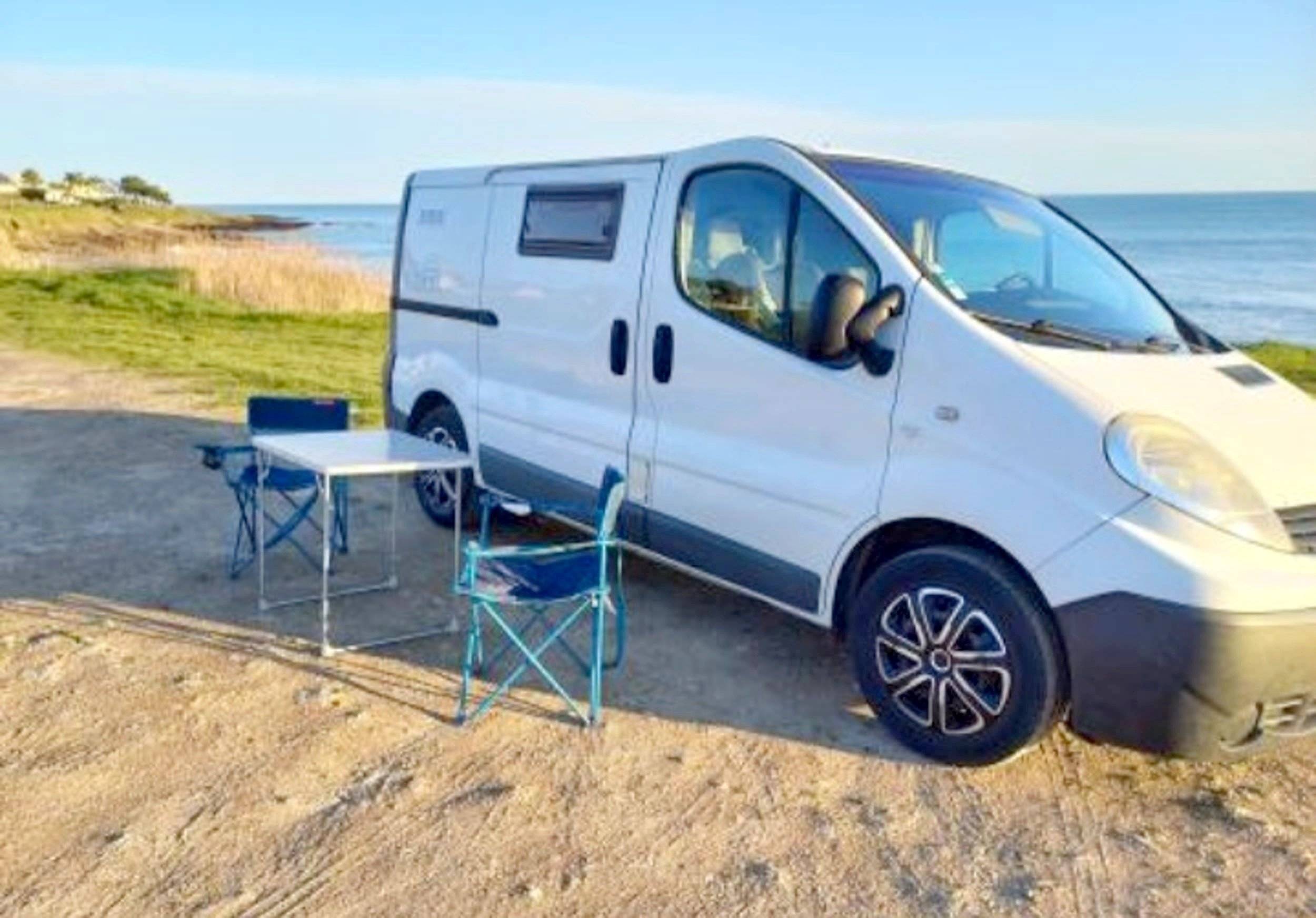 Vista frontale a ¾ Renault Trafic - Yescapa