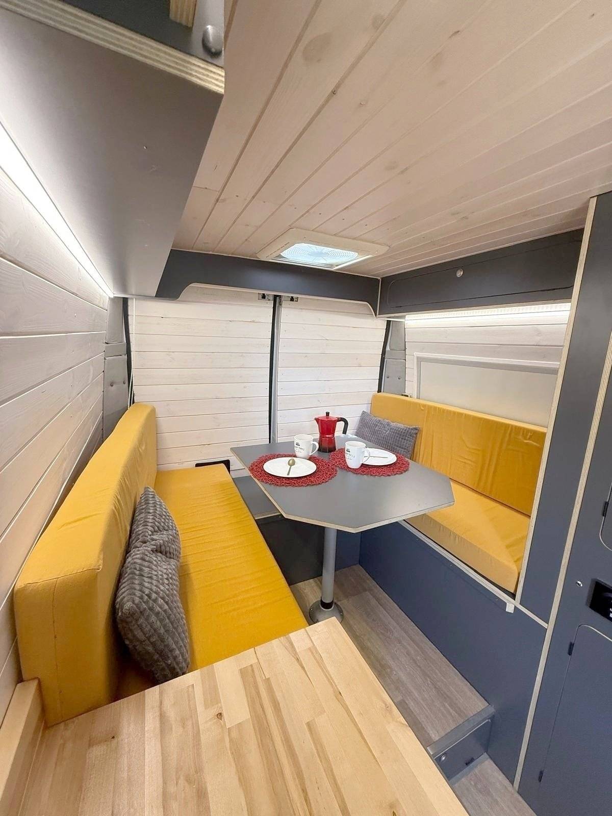 Dining Area Opel - Yescapa