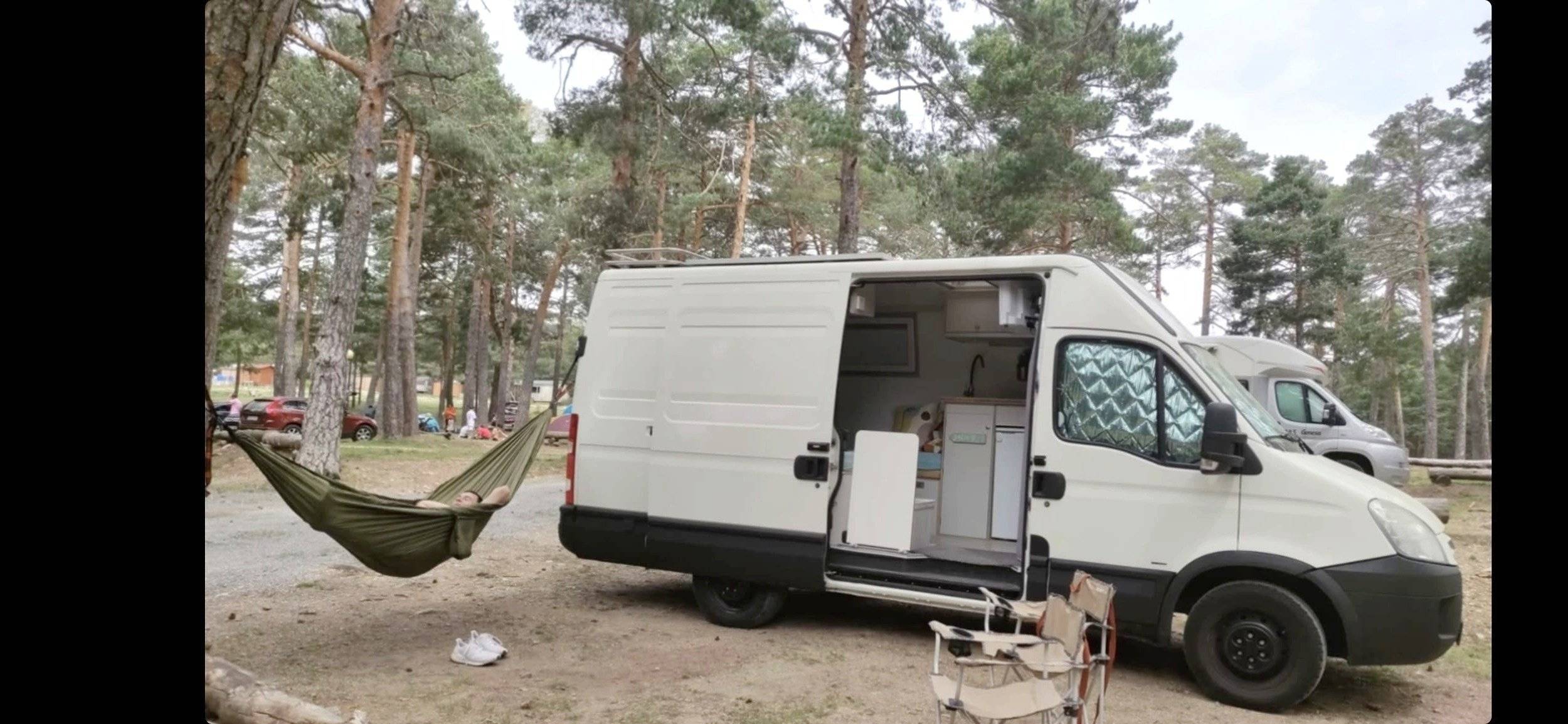 Vue avant de 3/4 Iveco daily - Yescapa