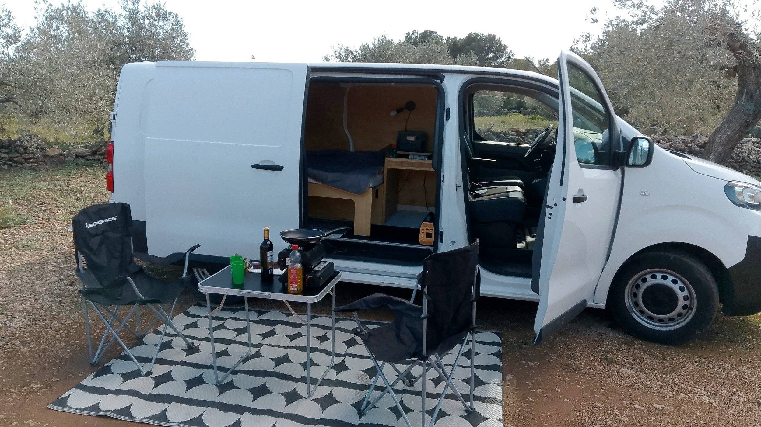 Dining Area Peugeot Expert - Yescapa
