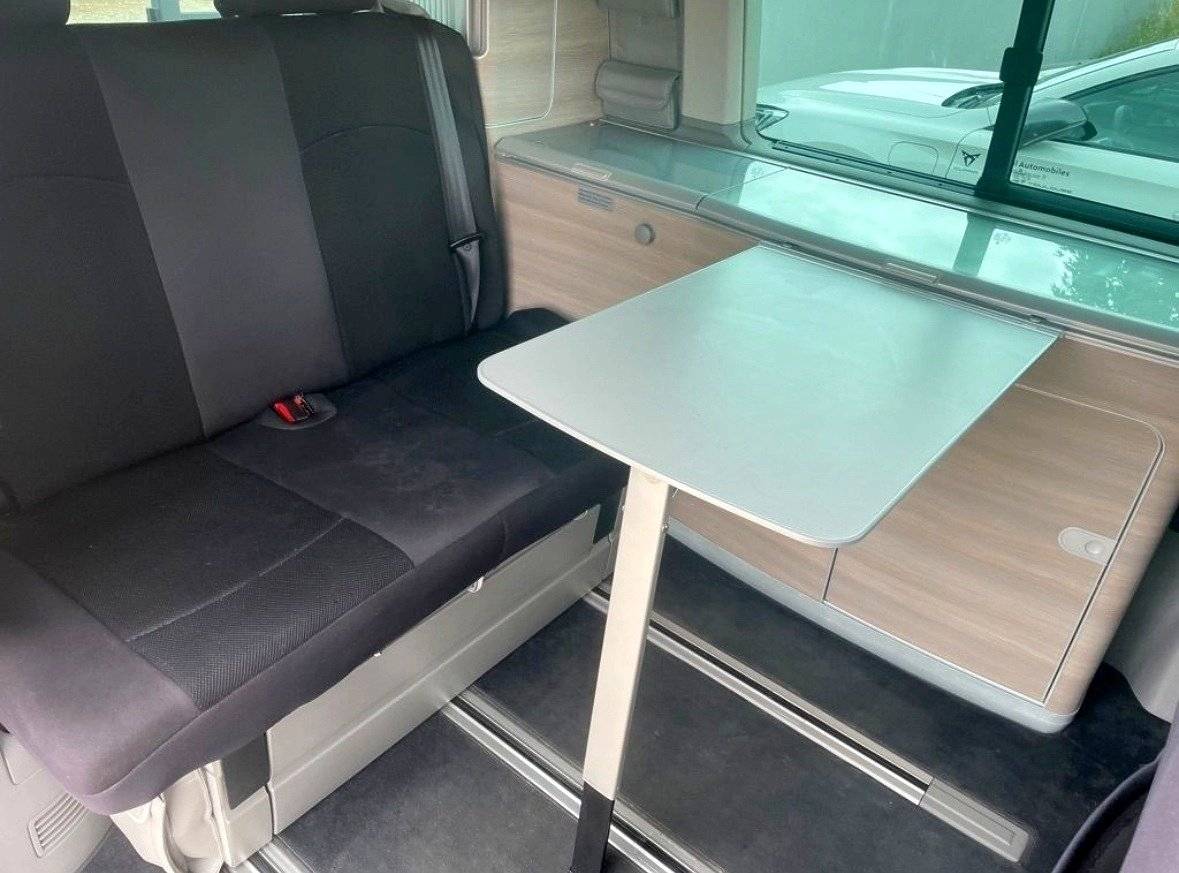 Dining Area Volkswagen - Yescapa