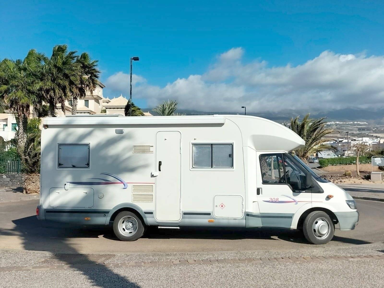 Front view from 3/4 Ford Transit 2,4 l TDCi 125 ch. - Yescapa