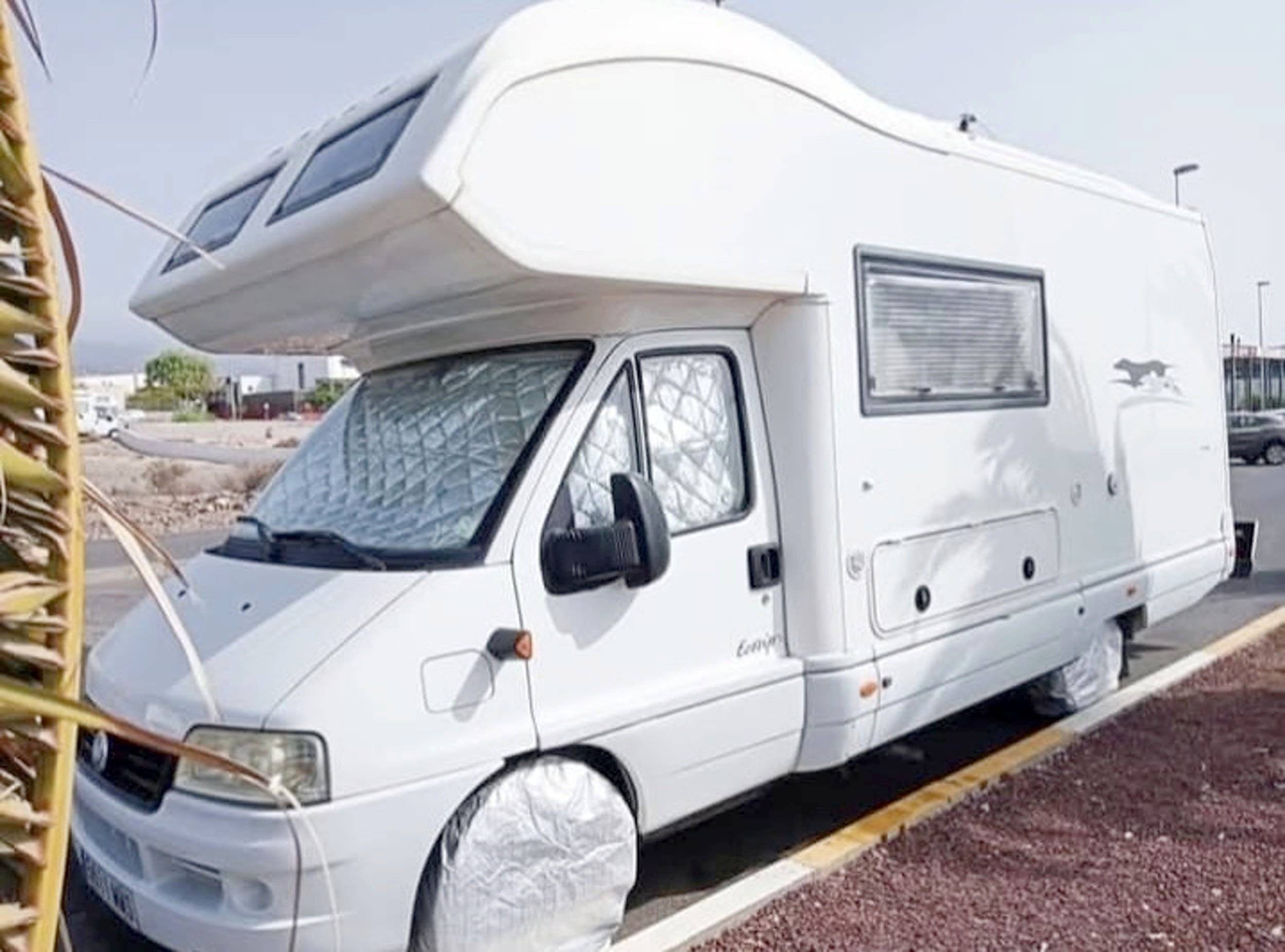 schräge Vorderansicht Fiat Ducato 2.8 JTD - Yescapa