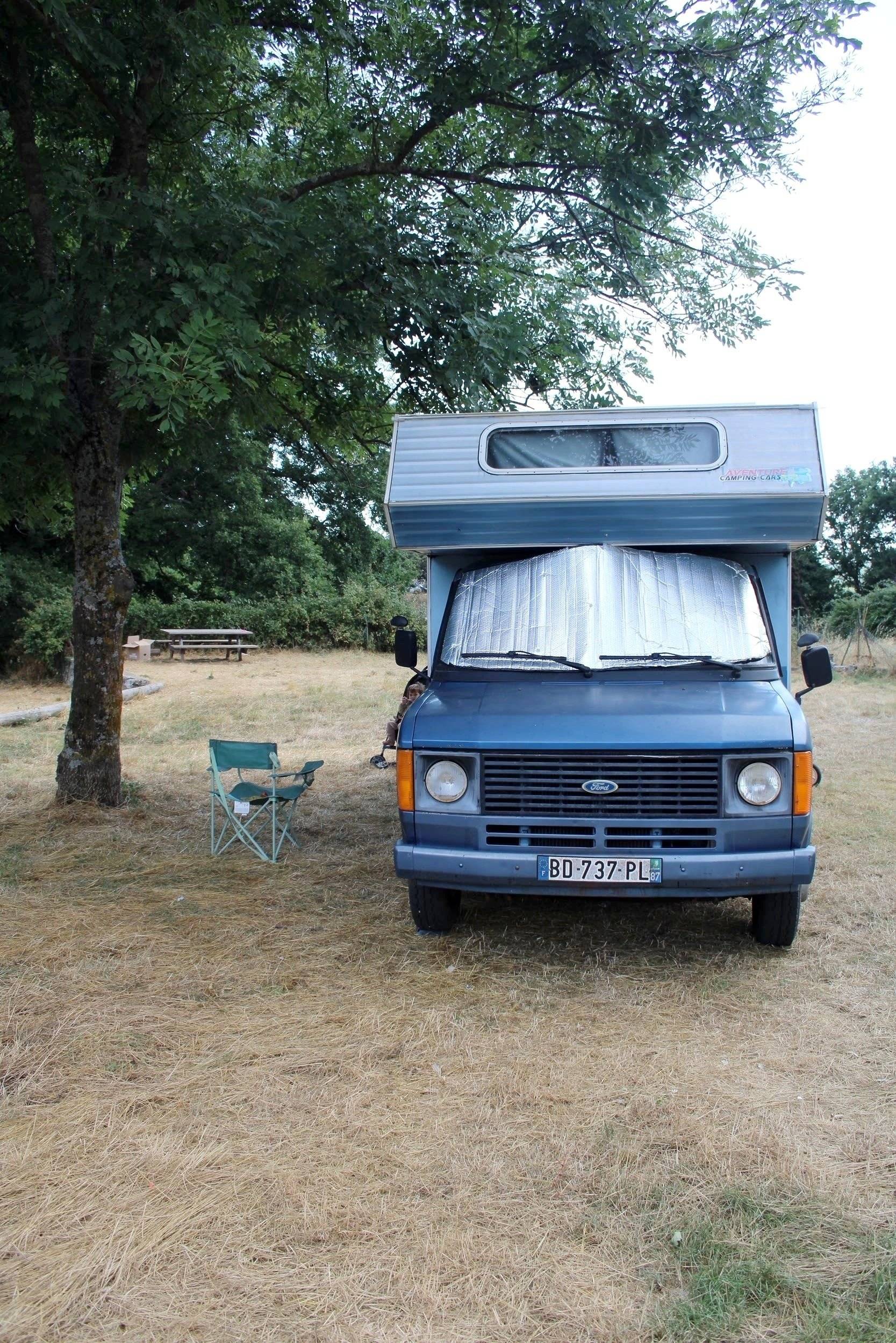 Vista de 3/4 Ford Transit MK2 - Yescapa
