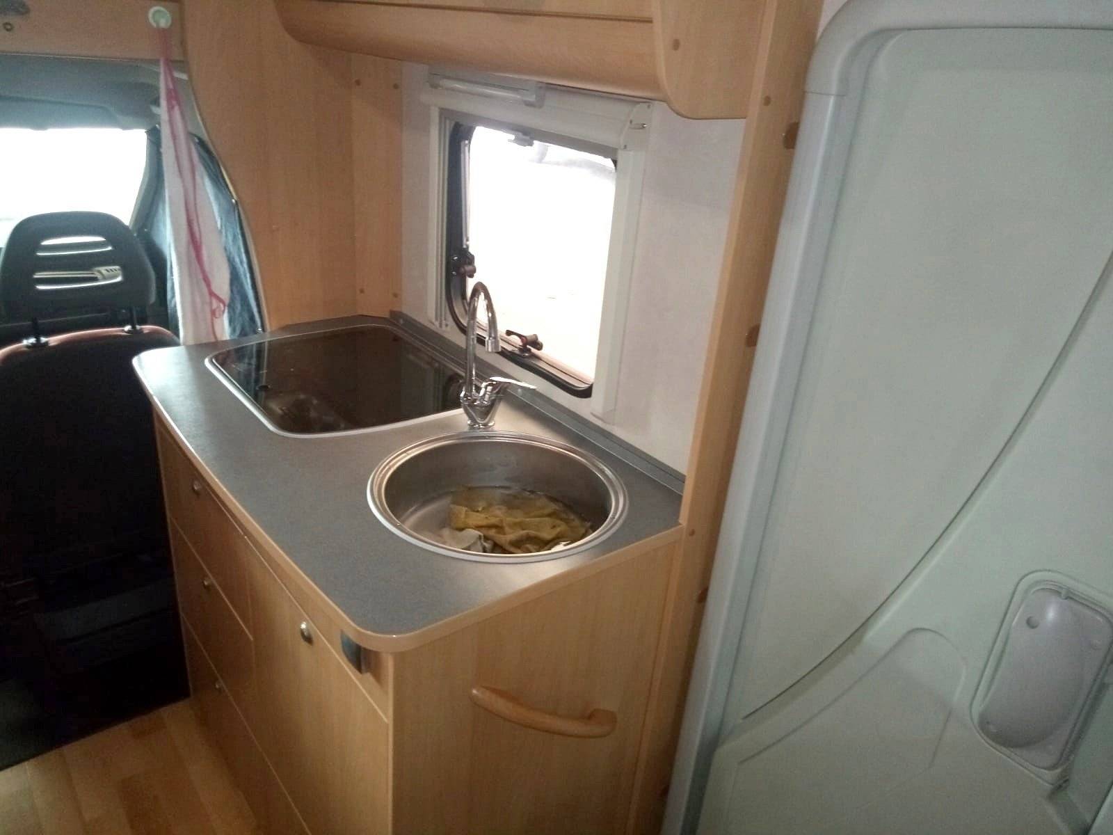 Kitchen ADRIA MOBIL A5 ADRIA MOBIL A 9CG A5 - Yescapa