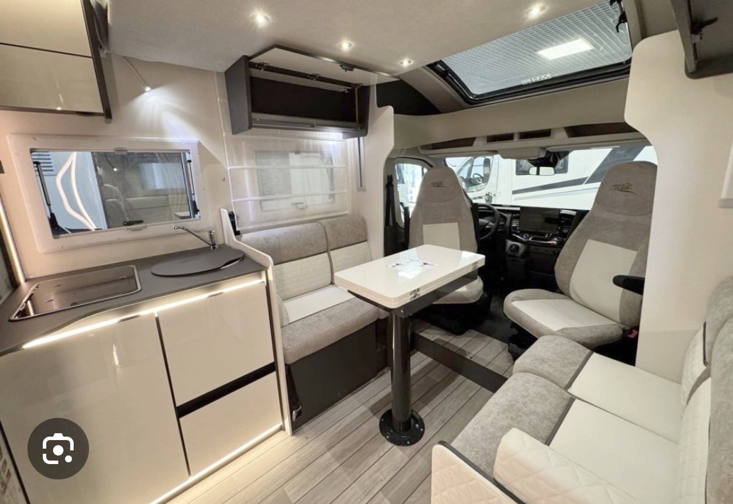 Área de jantar Ford Transit 2,0 l 170 ch - Yescapa
