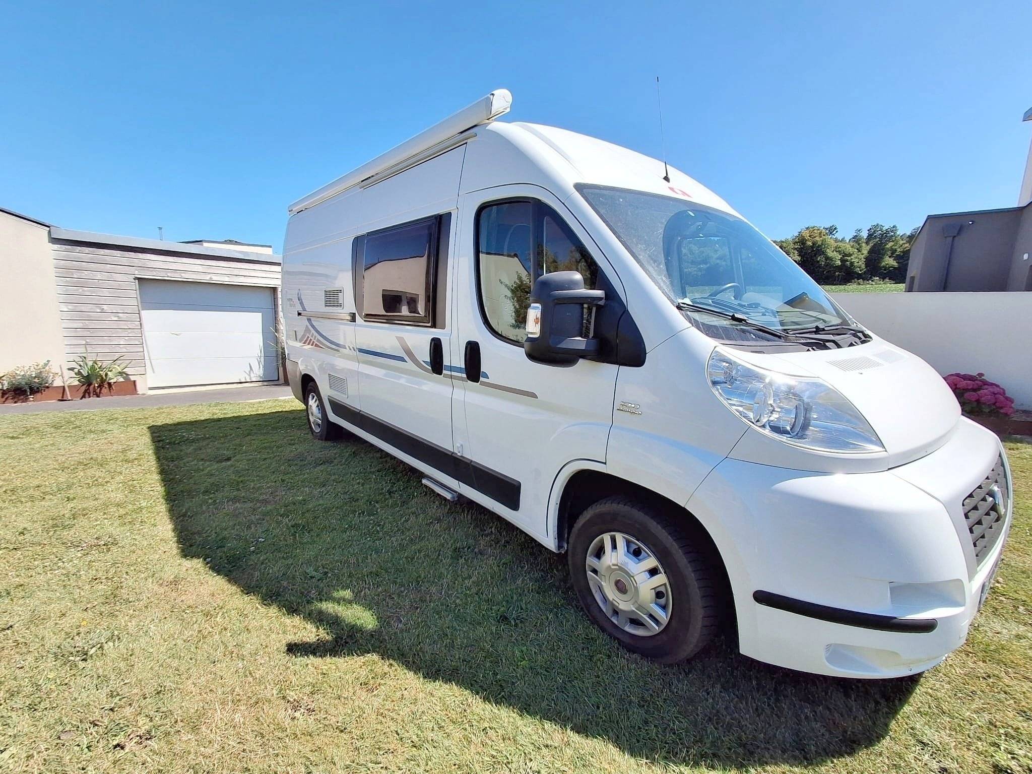 Vista del vehicle angle davanter Fiat Ducato - Yescapa