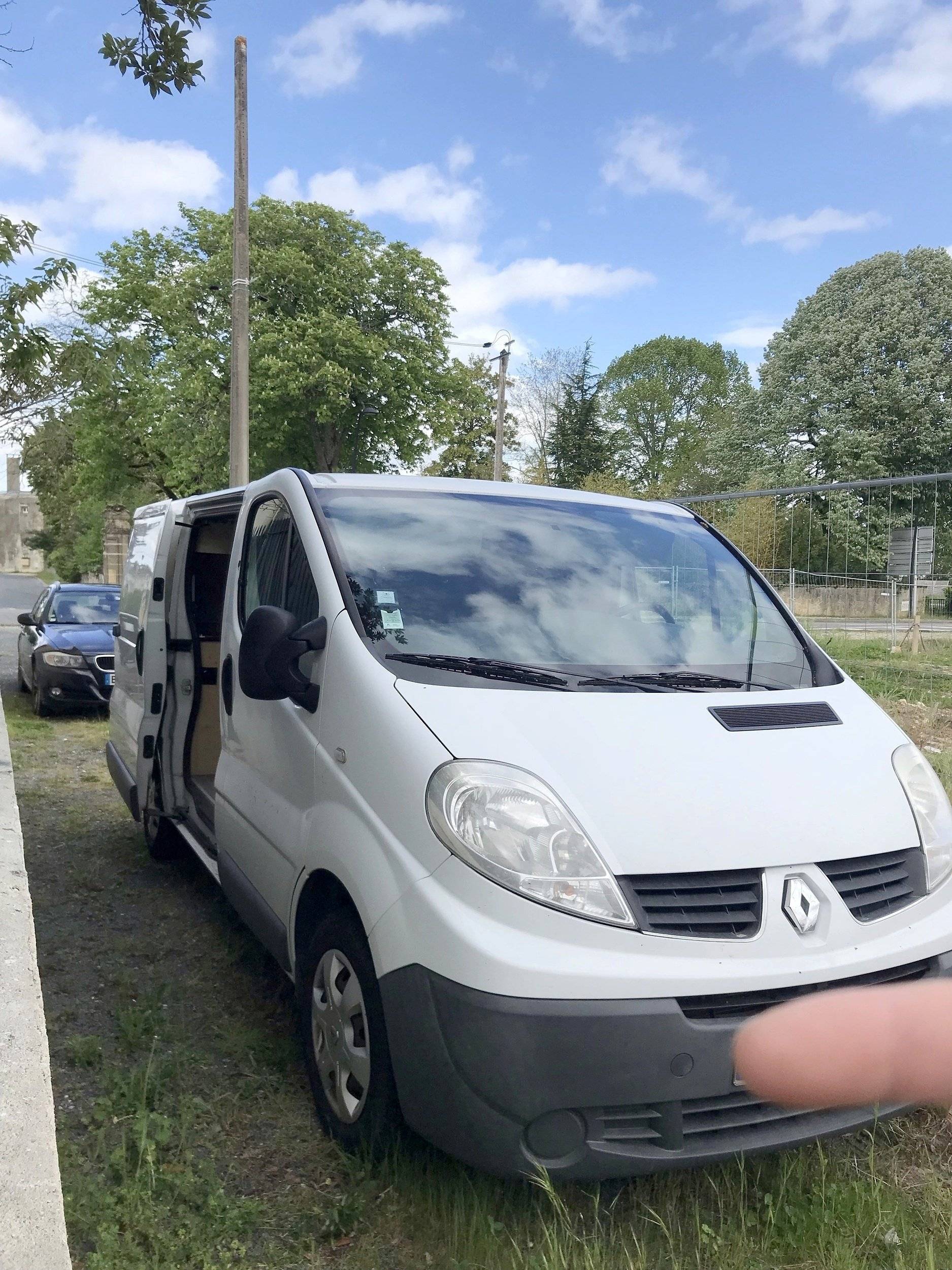 Vue avant de 3/4 Renault Trafic - Yescapa