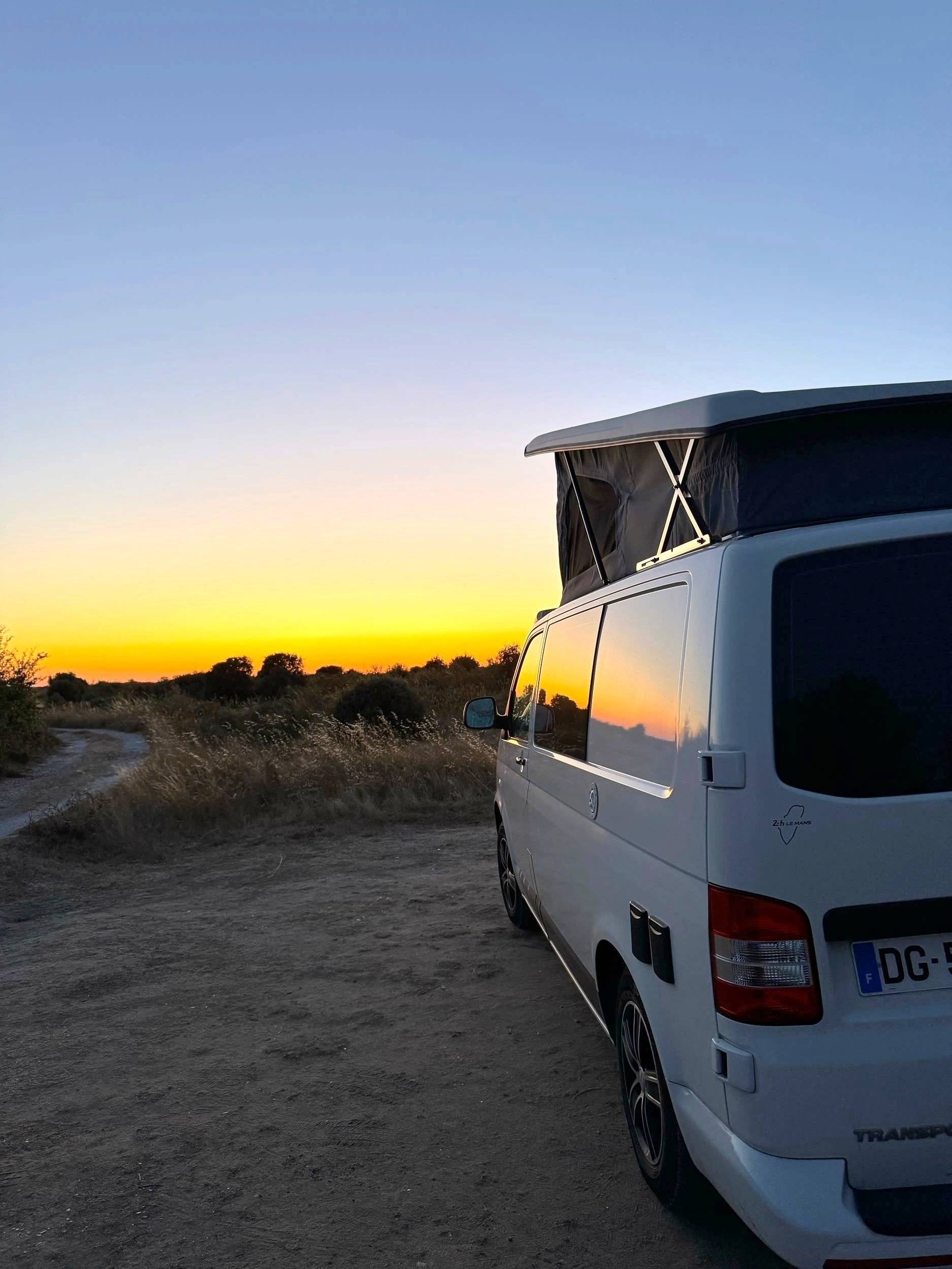 Rear view Volkswagen 2,0 l 140 ch - Yescapa