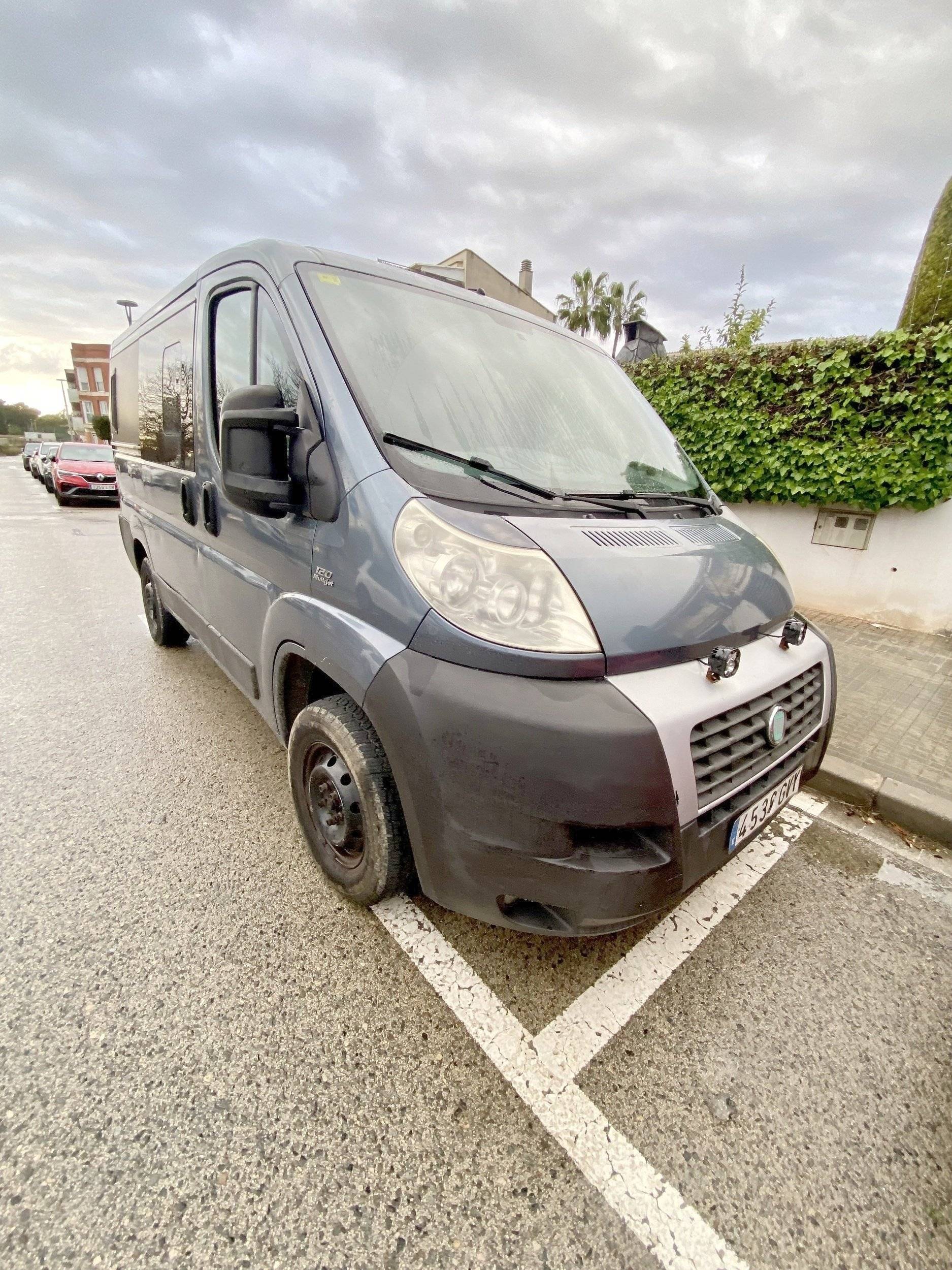 Vista frontale a ¾ Fiat Ducato 2,2 l Multijet 120 ch. - Yescapa