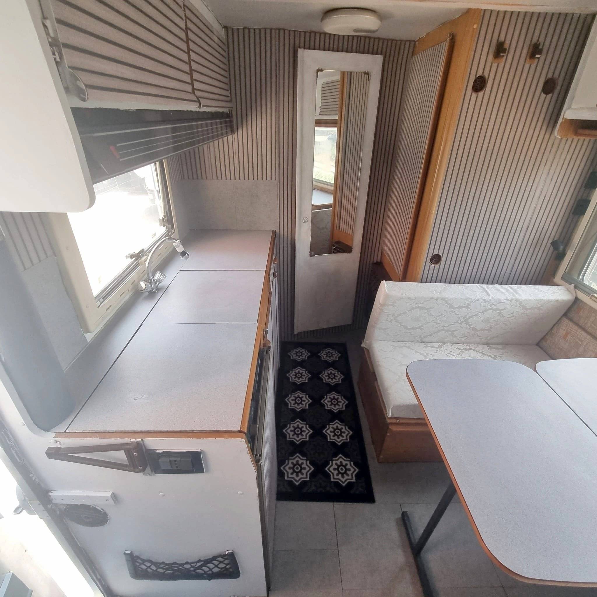Dining Area Ford FORD TRANSIT - Yescapa