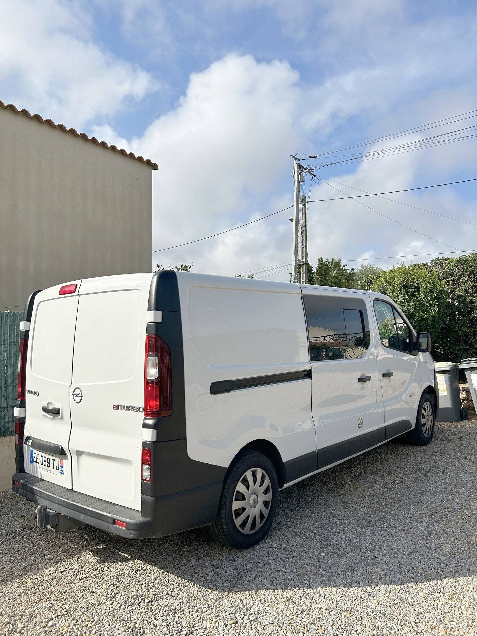Vista posteriore Opel Vivaro 2.0 115cv 16v - Yescapa