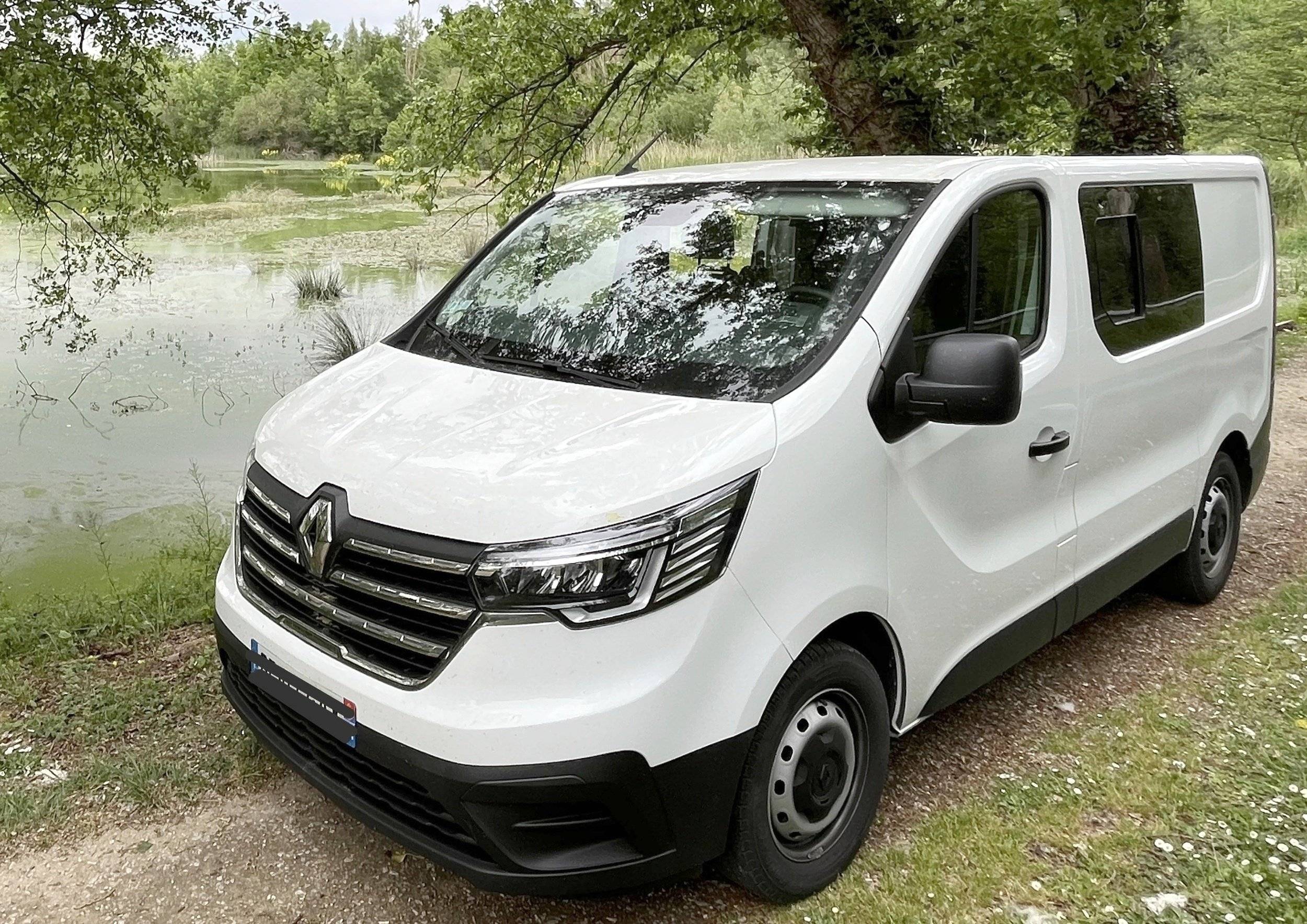 Vista del vehículo ángulo delantero Renault Trafic L1H1 - Yescapa