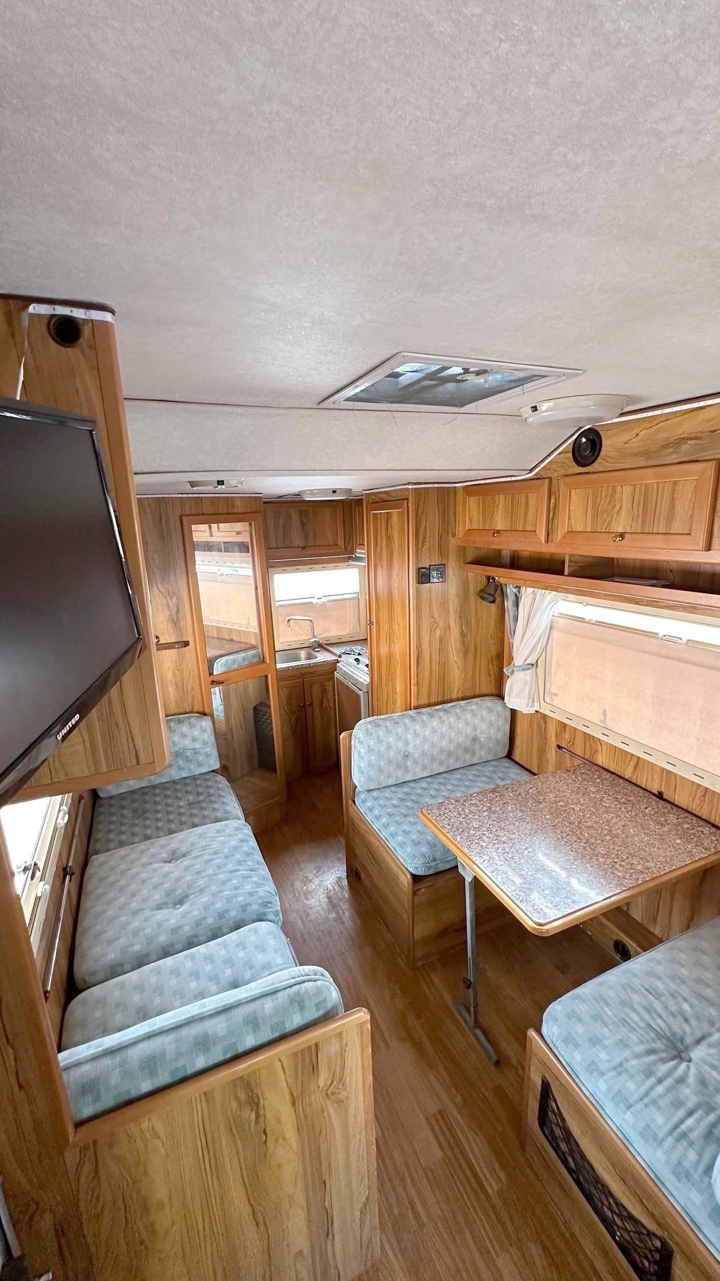 Comedor Volkswagen T4 - Yescapa